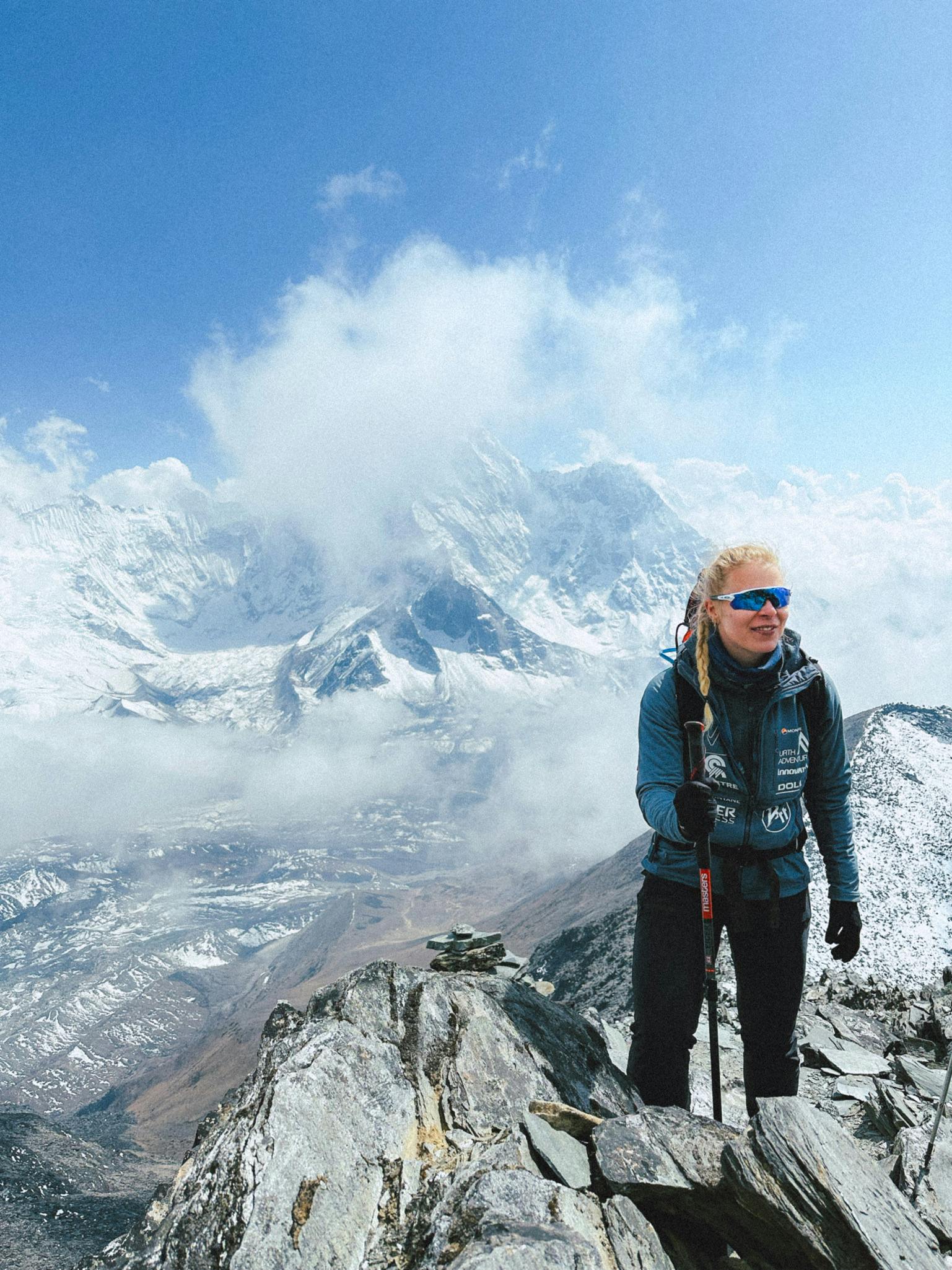 Emma Østergaard har de sidste uger nærmet sig årets helt store begivenhed: Bestigningen af Mount Everest. De sidste uger har hun således trekket i området omkring verdens højeste bjerg for at vænne sin krop til det ekstreme klima.&nbsp;
