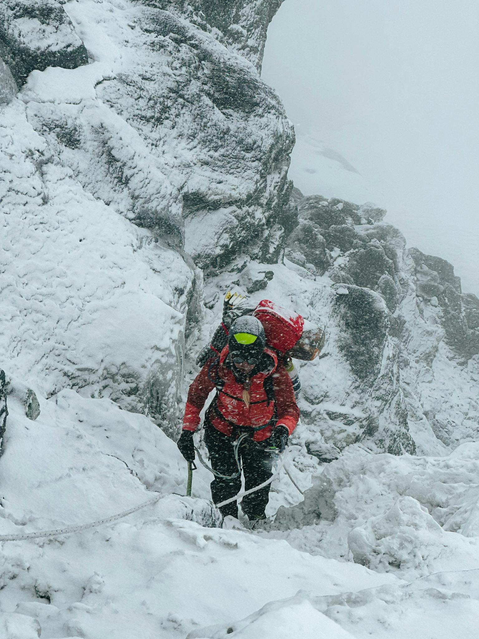 Vejret kan skifte lynhurtigt i Himalaya. I løbet af ganske kort tid kan solen forsvinde bag et tungt snevejr som her, hvor Emma Østergaard er i gang med at bestige Lobuche East.
