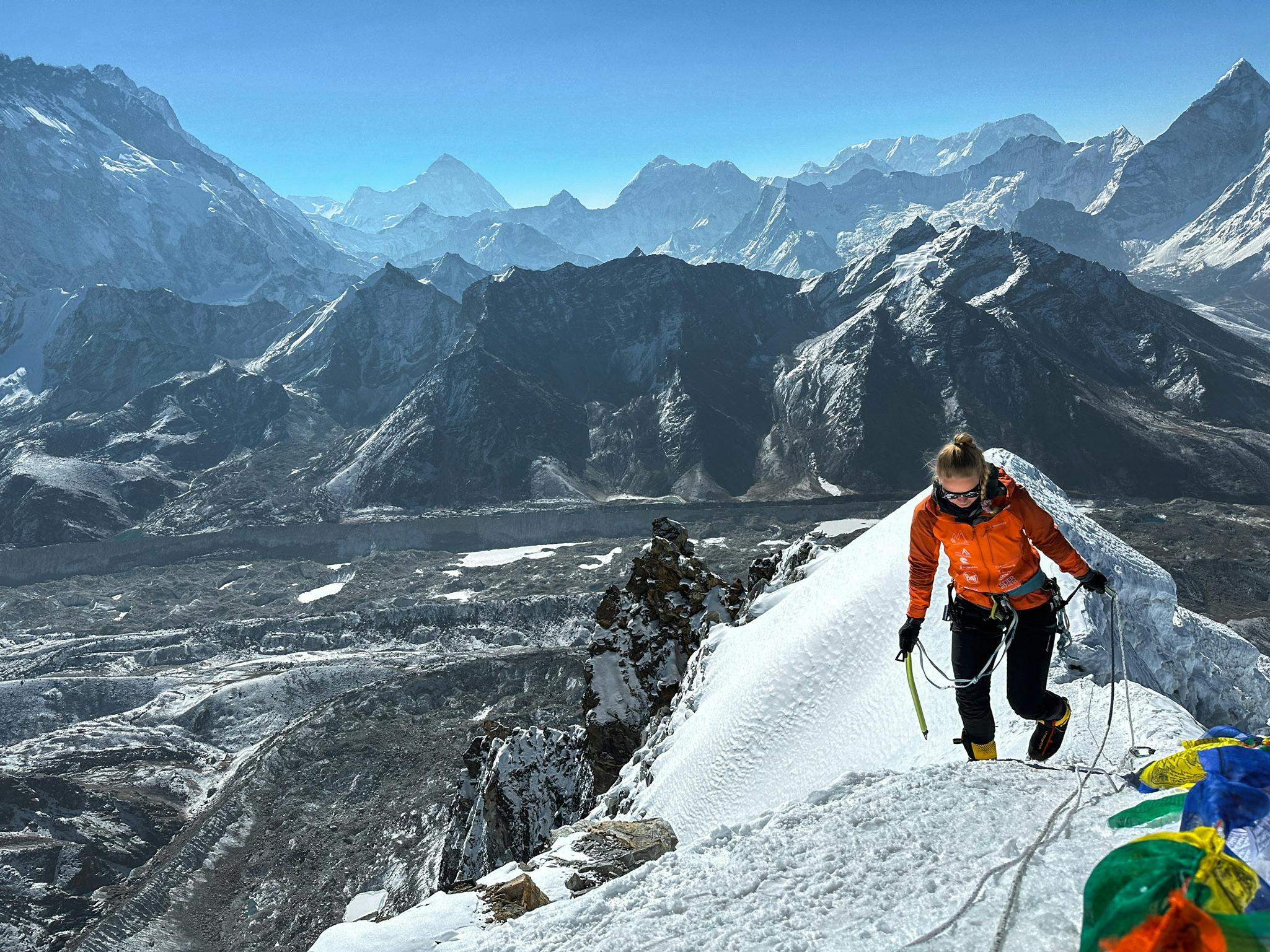 Her er Emma Østergaard igang med bestigningen af Lobuche East, der rejser sig 6.119 meter over havets overflade.&nbsp;
