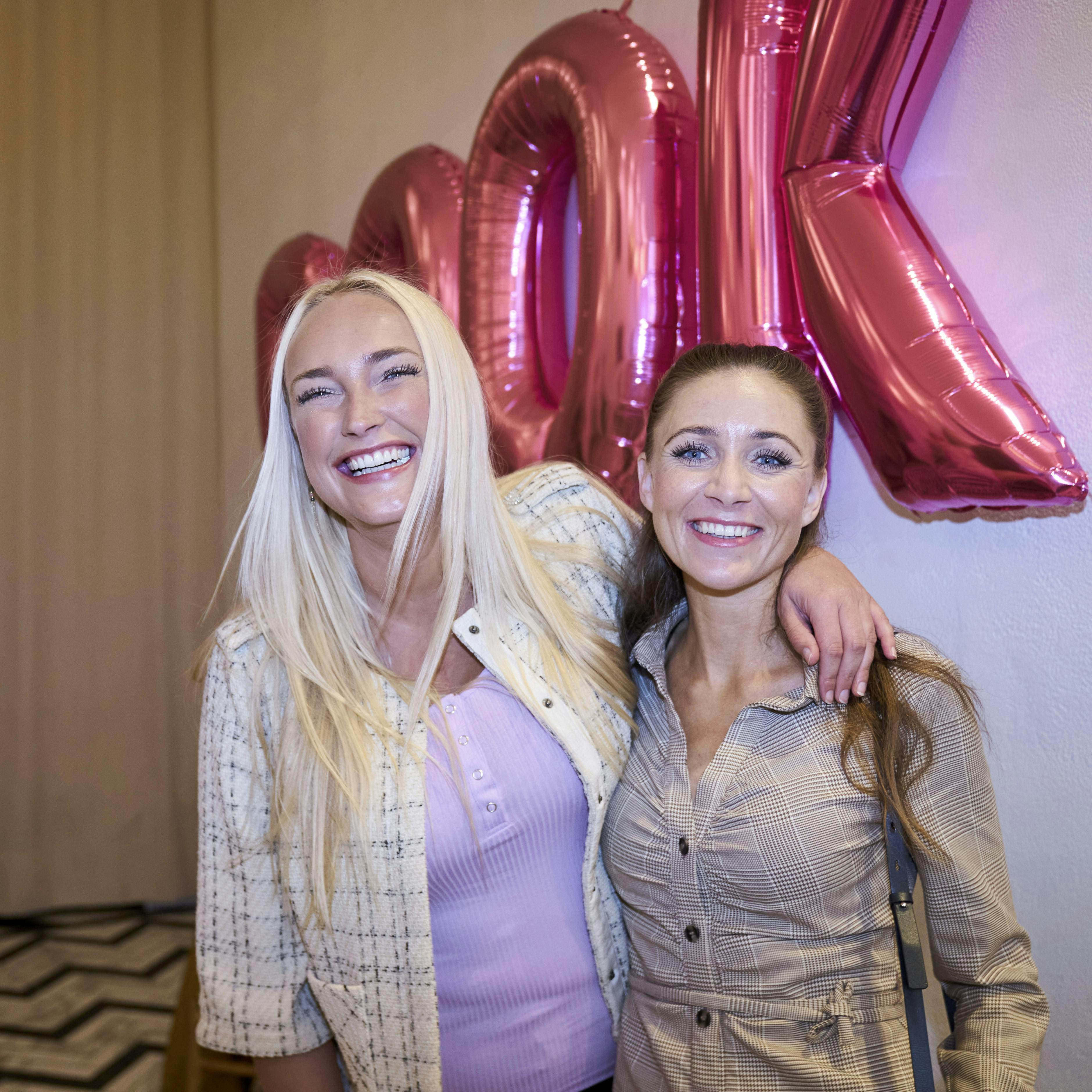 Livet skal leves, mens man har det. Og det gør Line Hoffmeyer i den grad her sammen med kollegaen Stephanie Fisker til en bogreception i 2022.