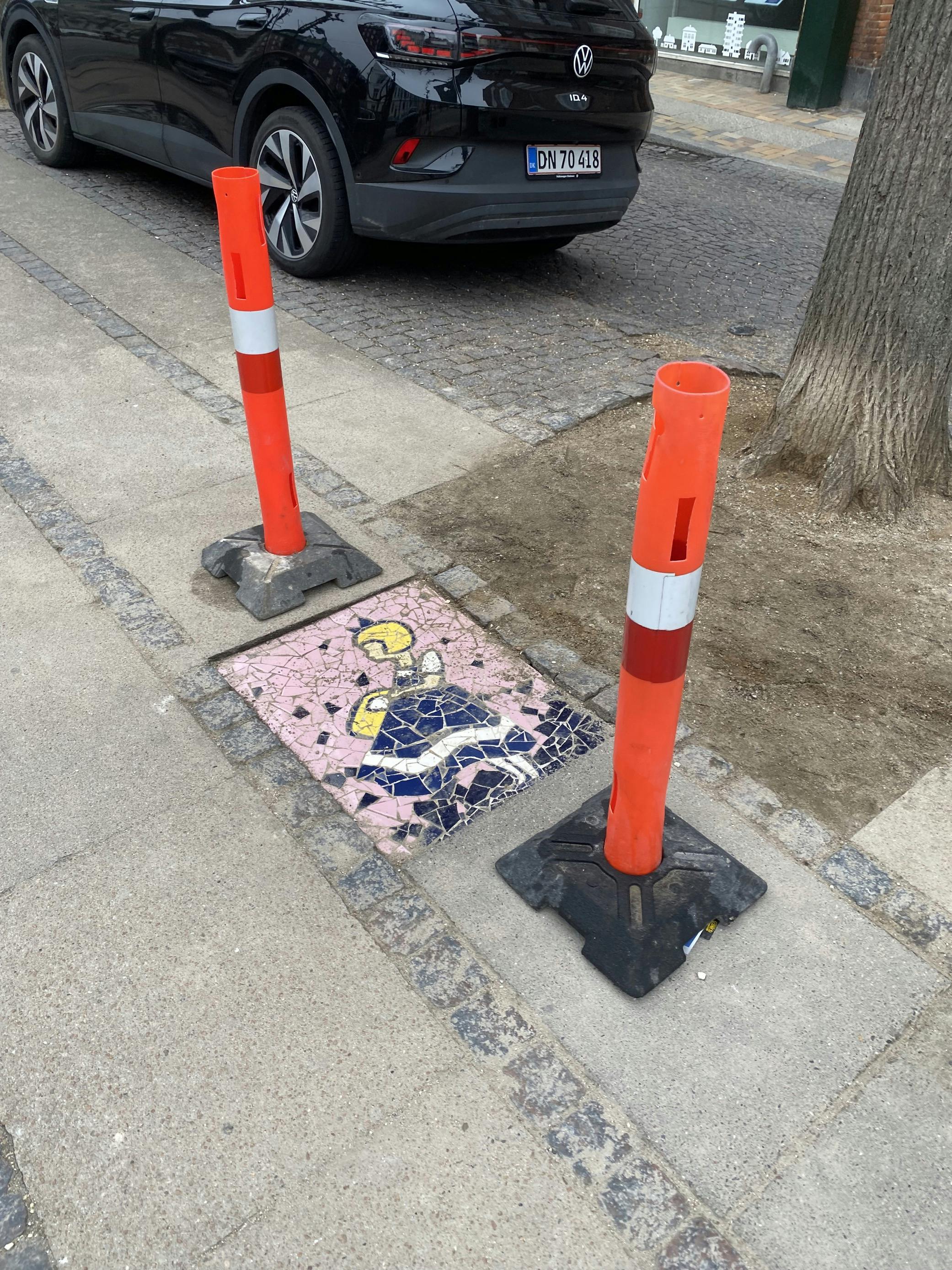 Smuk hyldest eller blot hærværk? Selv borgmesteren er splittet over det værk, der natten til søndag er lagt ned på Frederiksberg Allé. 