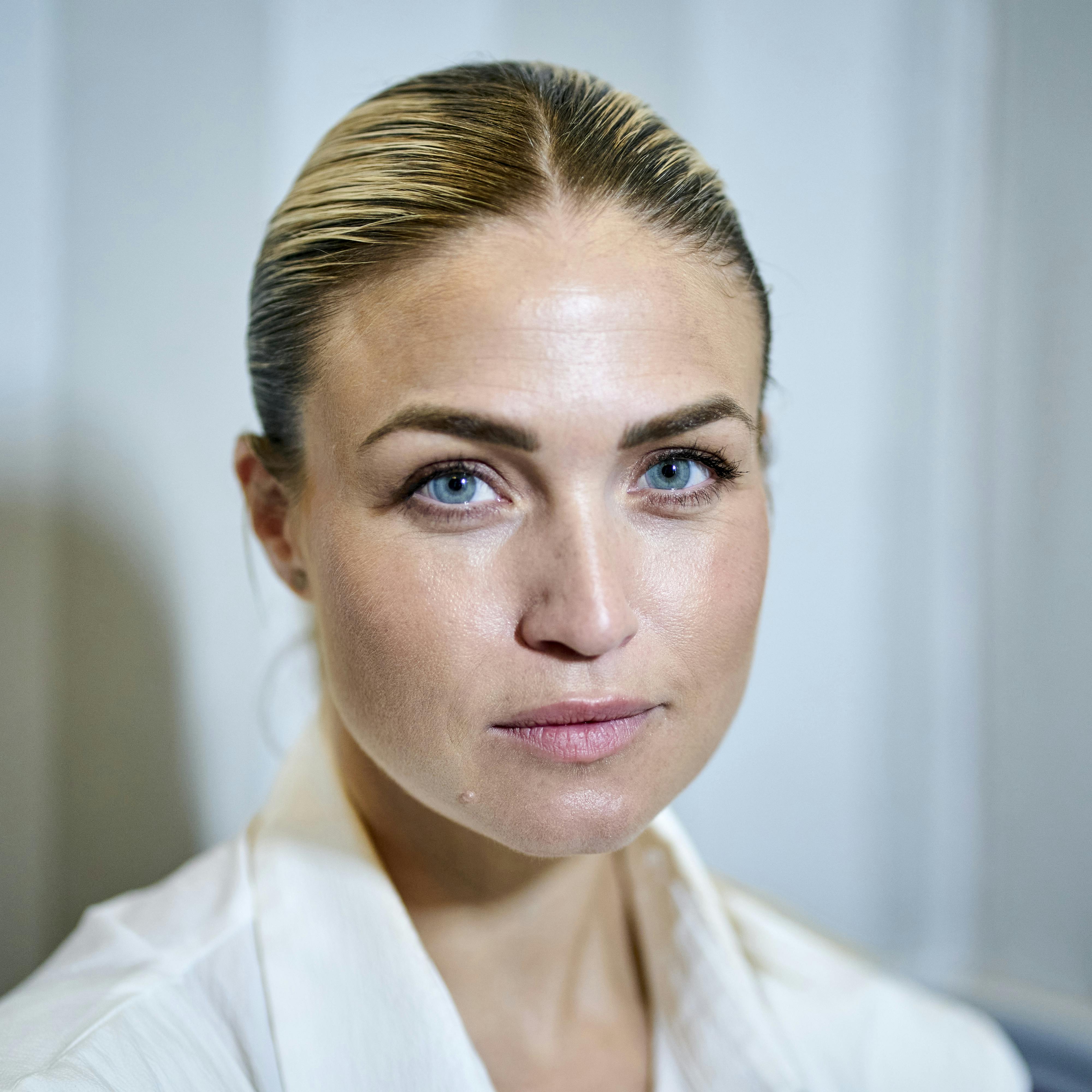 Til sammenligning så Christiane Schaumburg-Müller Åxman sådan ud, da Viaplay holdt pressemøde for deres nye program "The Journey" tidligere i dag, mandag.