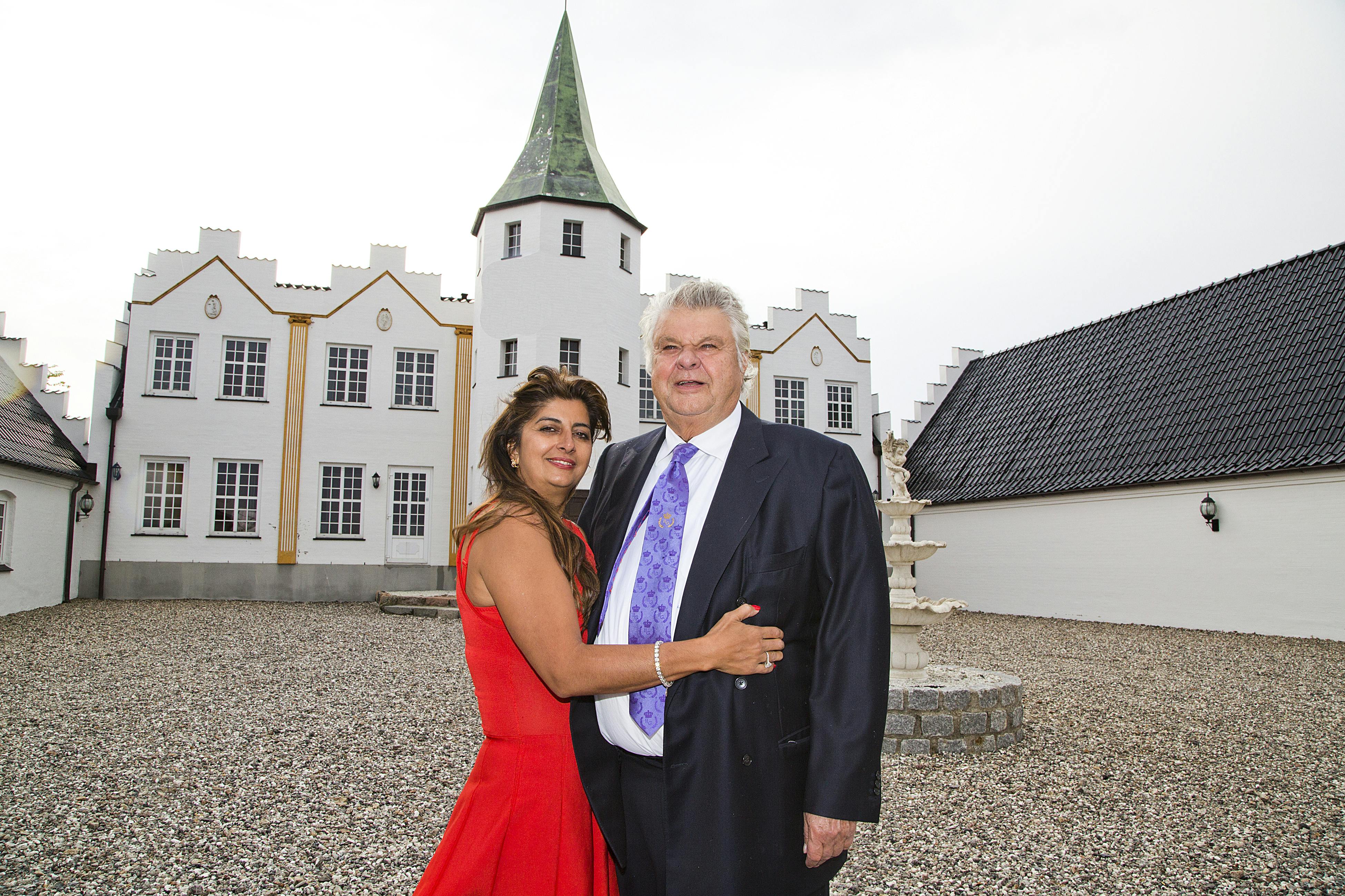 Susan Astani-Kjær og Christian Kjær inviterede i weekenden til stor fest med overnatning på Sophienlyst Slot på Fyn.
