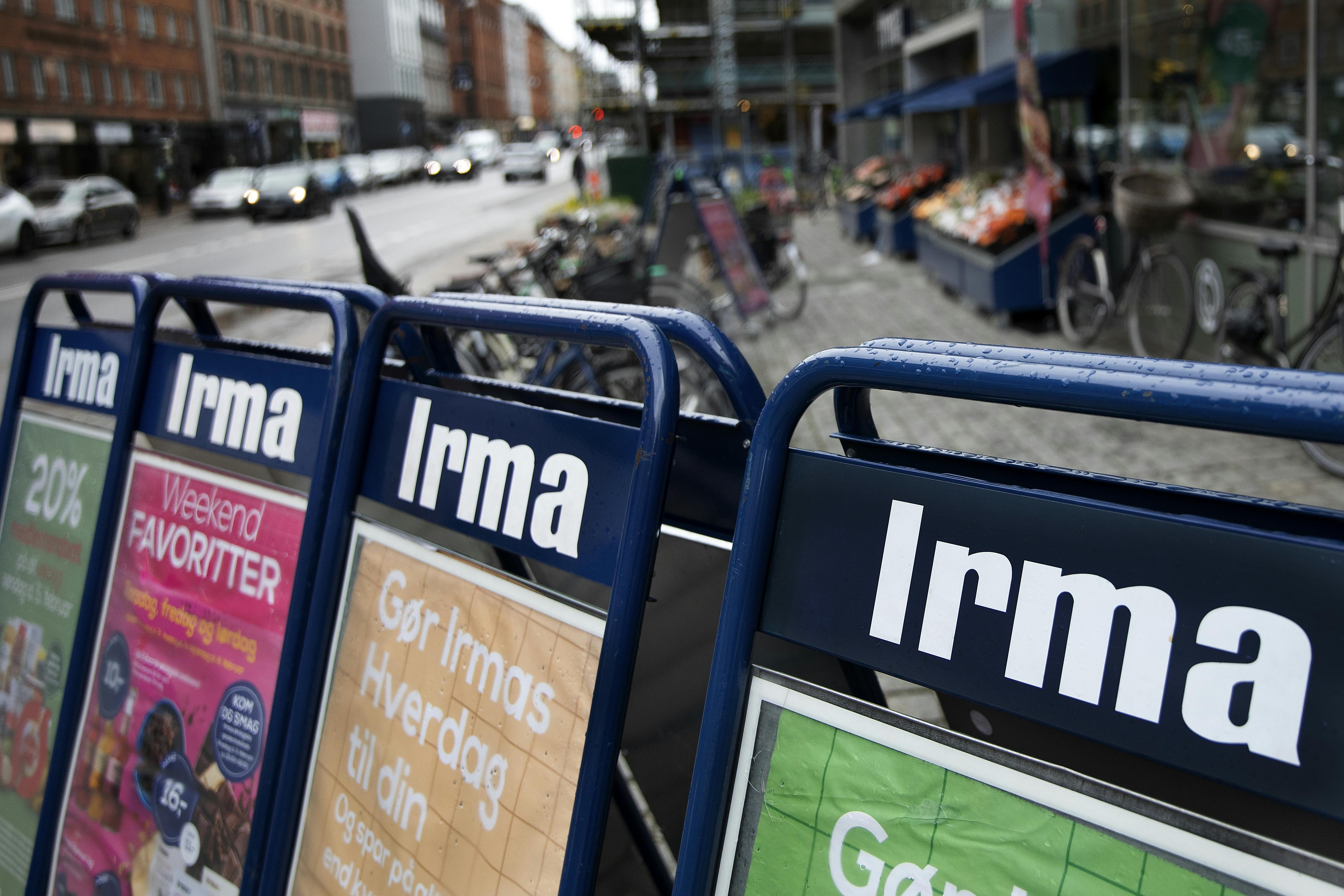 Nu har du blandt andet chancen for at købe de genkendelige skilte fra de lukkede Irma-forretninger. 