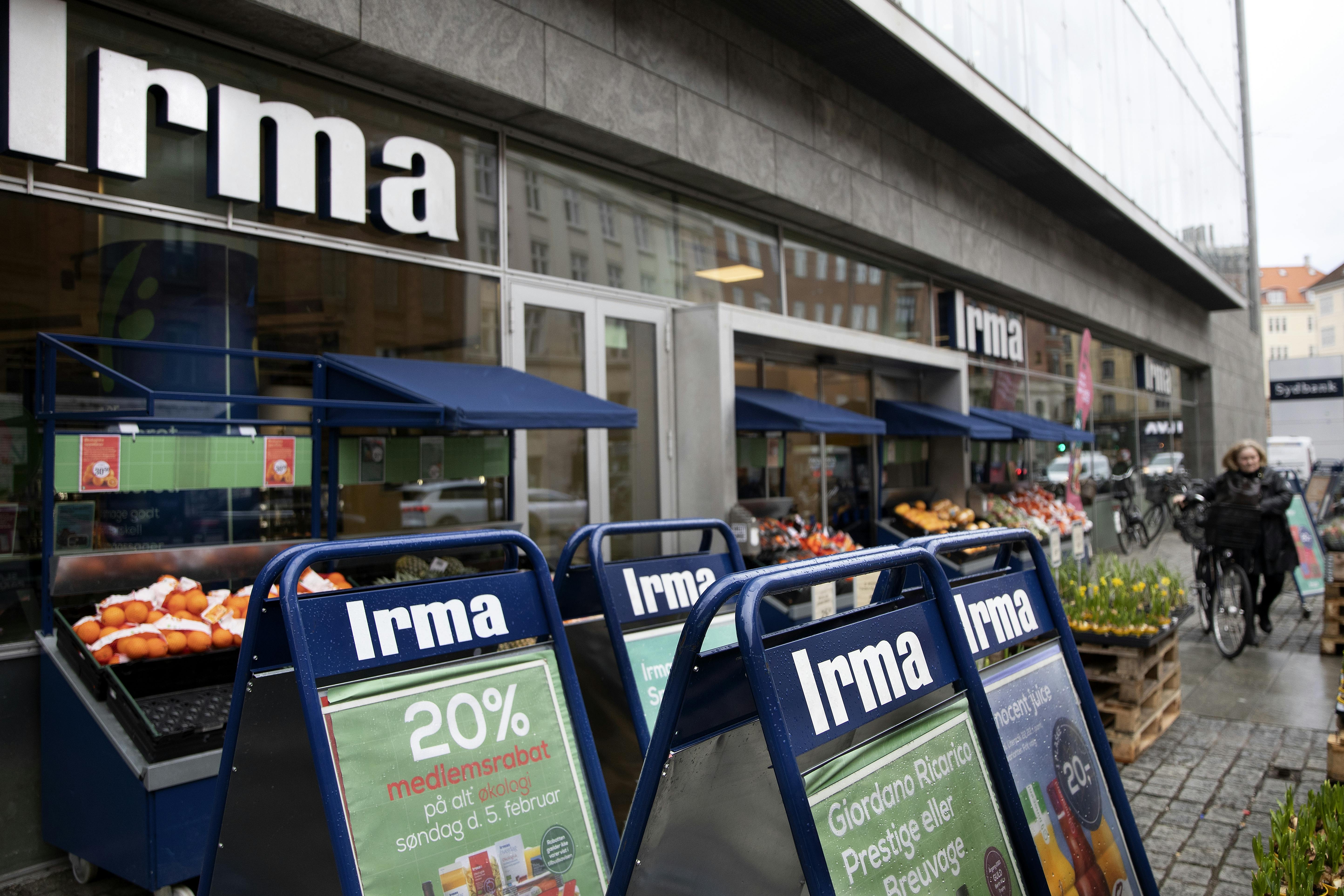 Nu kan du blandt andet købe de ikoniske skilte fra Irma på auktionssiden Lauritz.com