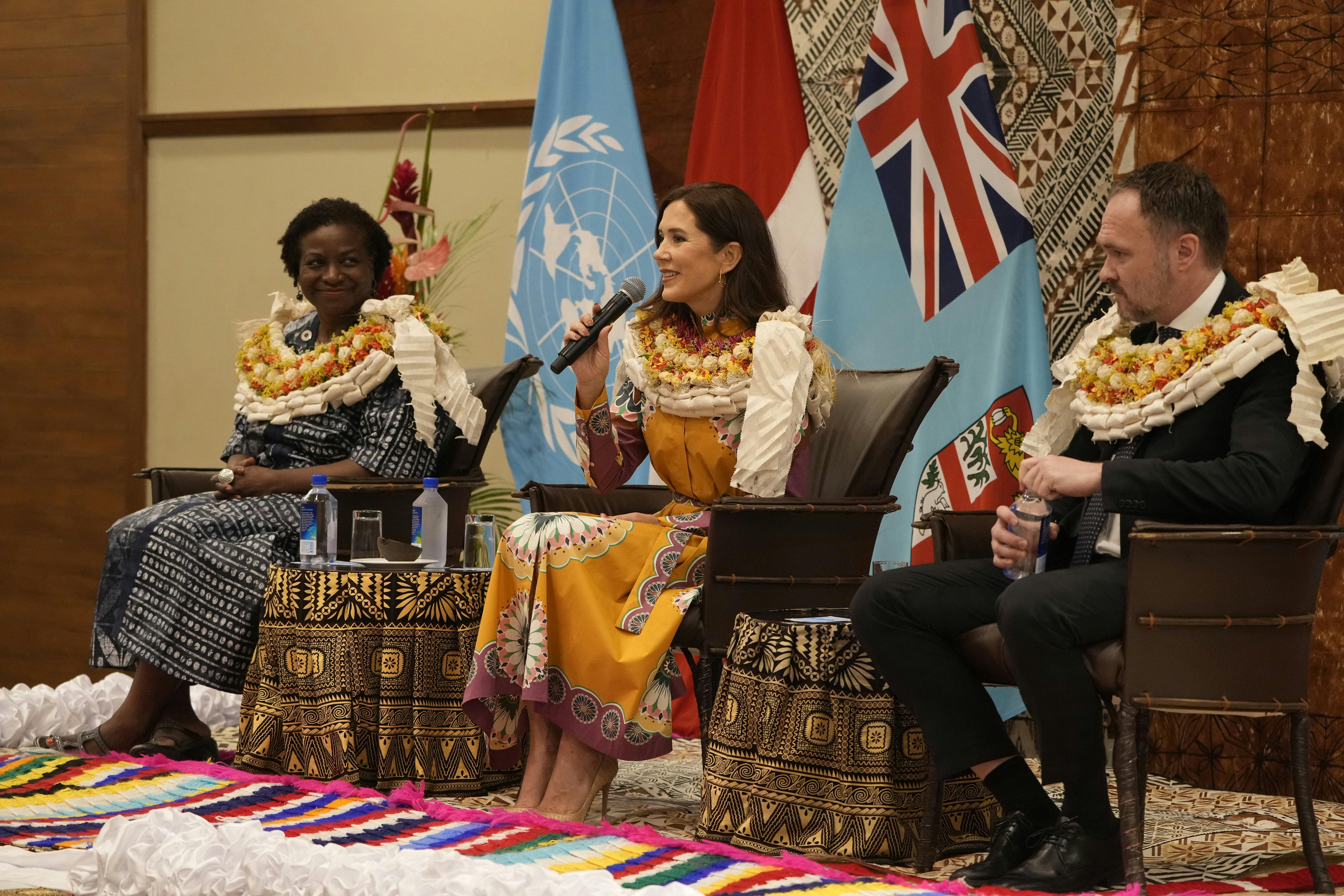 Sammen med minister for udviklingssamarbejde og global klimapolitik Dan Jørgensen og eksekutivdirektør for FN's Befolkningsfond UNFPA Natalia Kanem blev kronprinsesse Mary modtaget med en traditionel fijiansk velkomstceremoni.