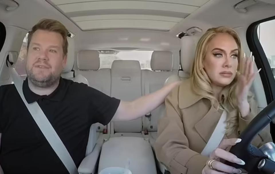Adele bryder sammen foran James Corden
