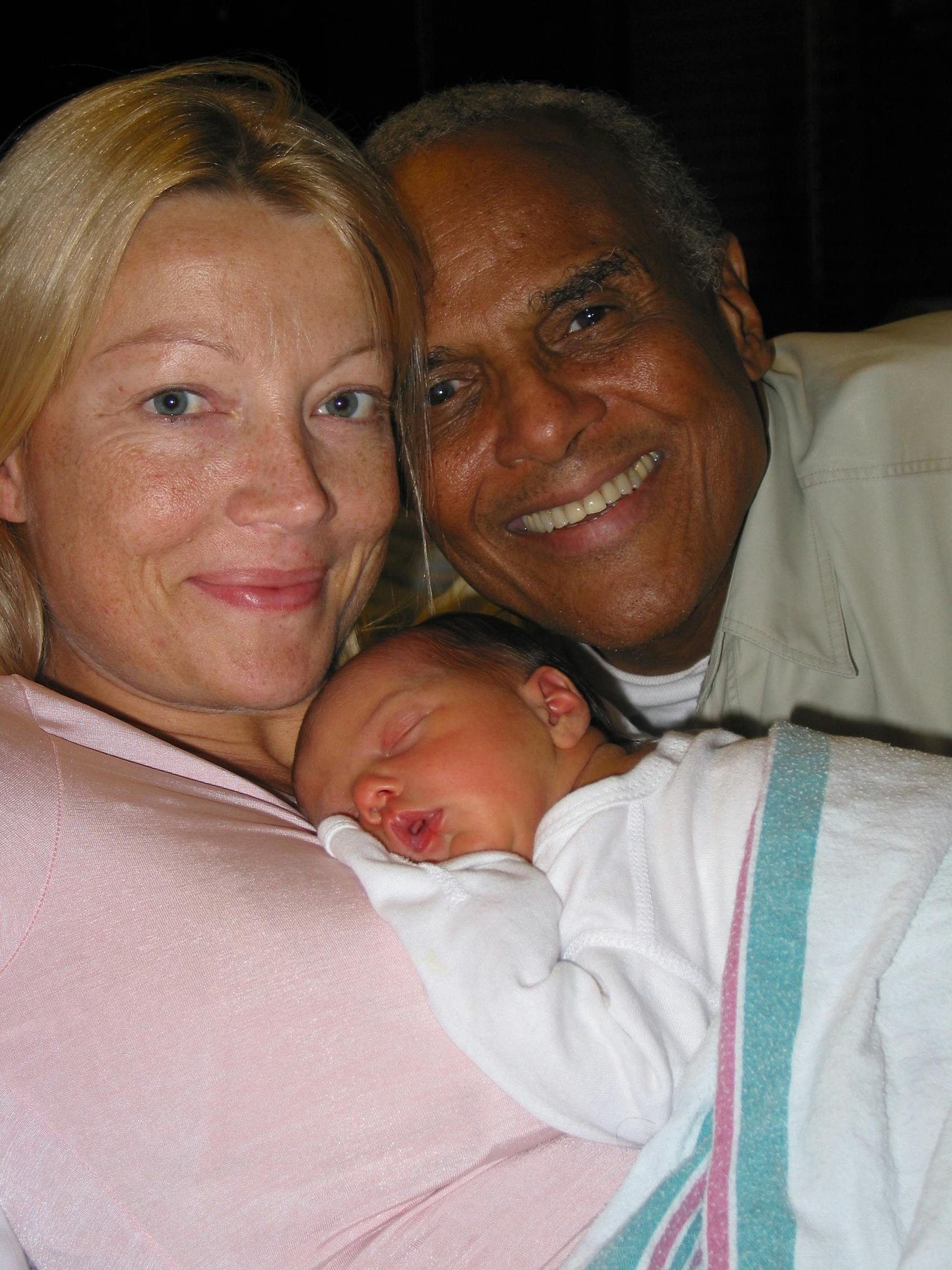 Malena Belafonte med nyfødte datter Sarafina og den stolte farfar Harry Belafonte.