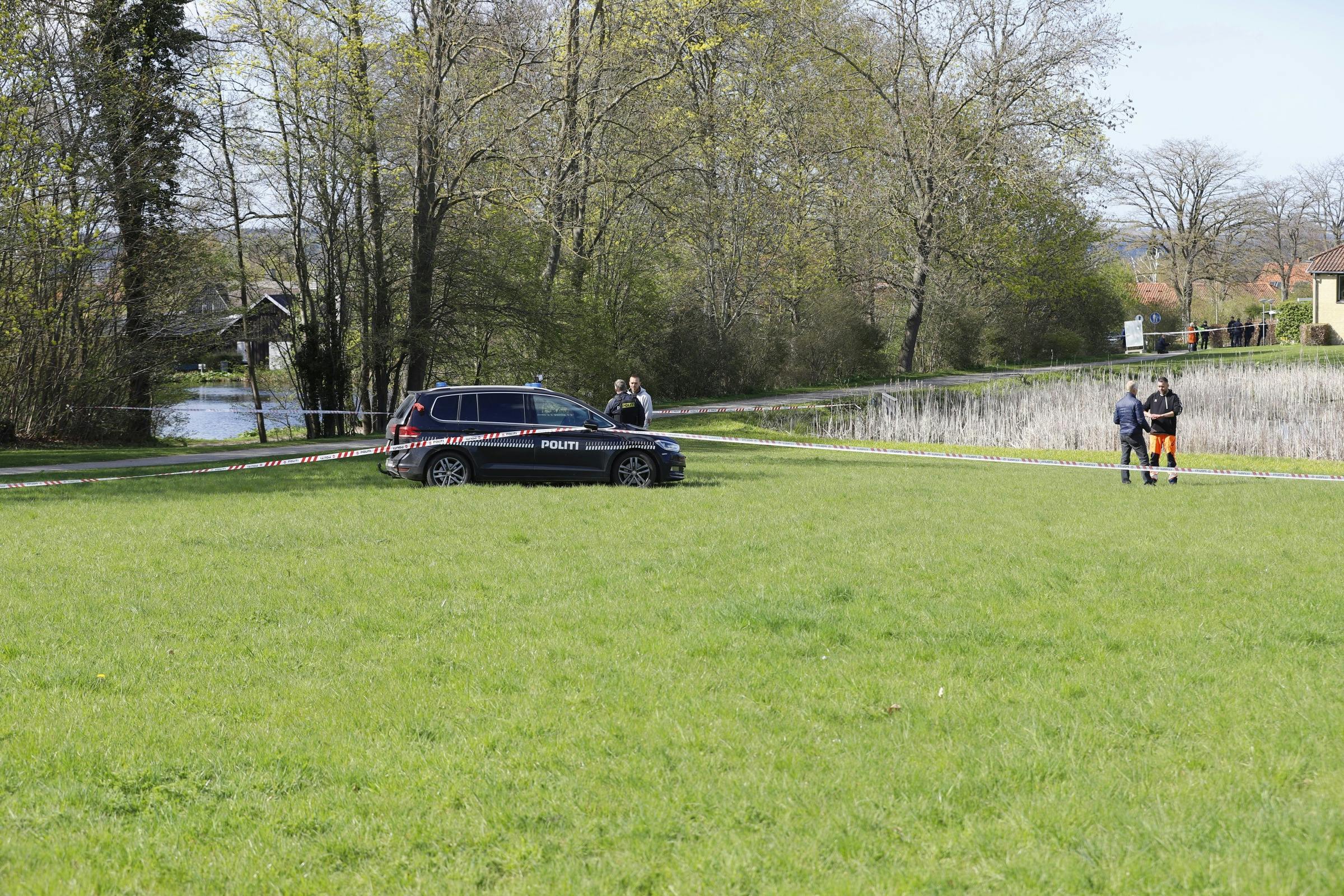 En såret mand, der blev fundet såret i en park i Roskilde, afgik senere ved døden. Politiet oplyser nu, at det mener, manden selv pådrog sig sine skader.