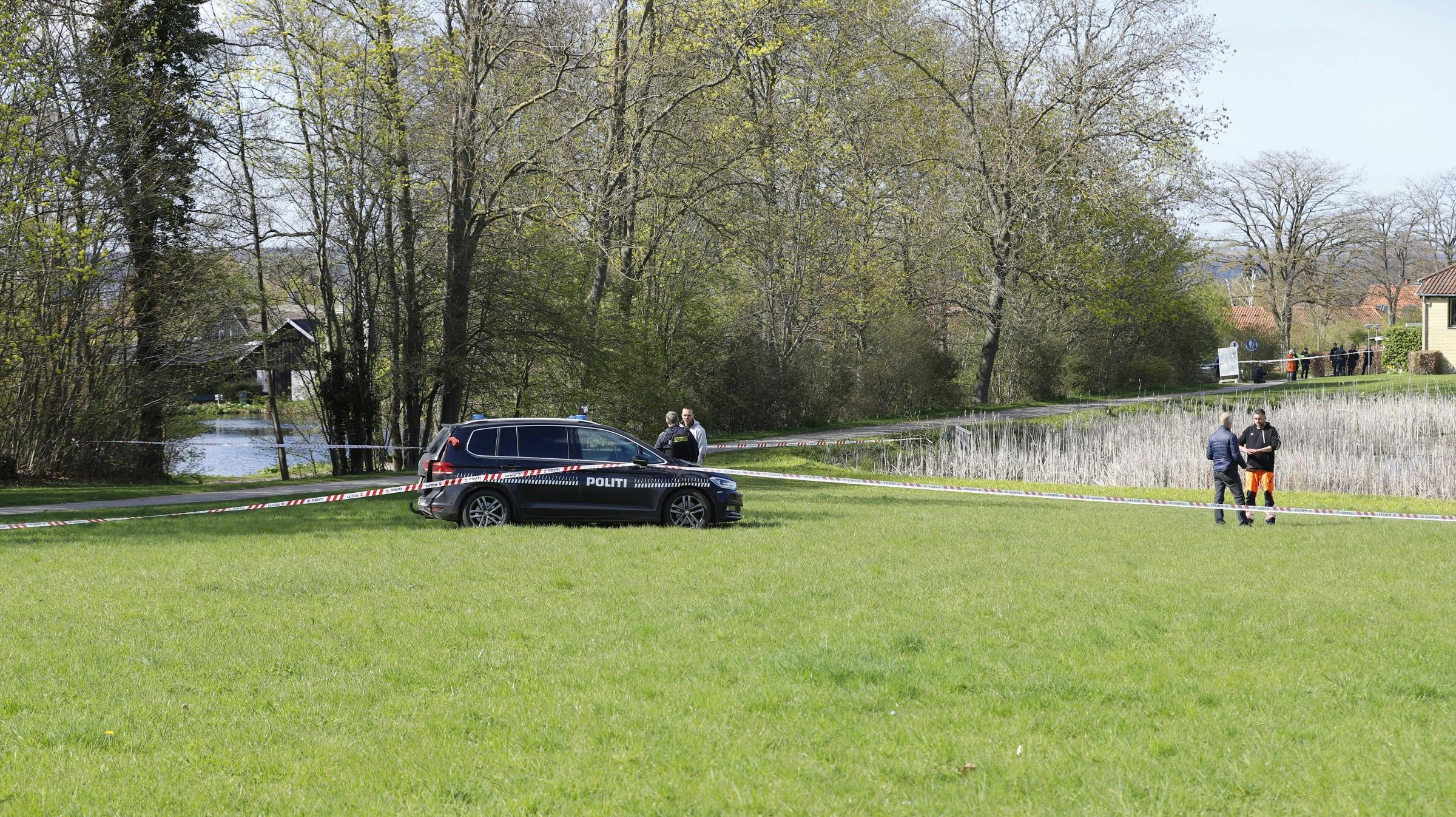 En såret mand, der blev fundet såret i en park i Roskilde, afgik senere ved døden. Politiet oplyser nu, at det mener, manden selv pådrog sig sine skader.