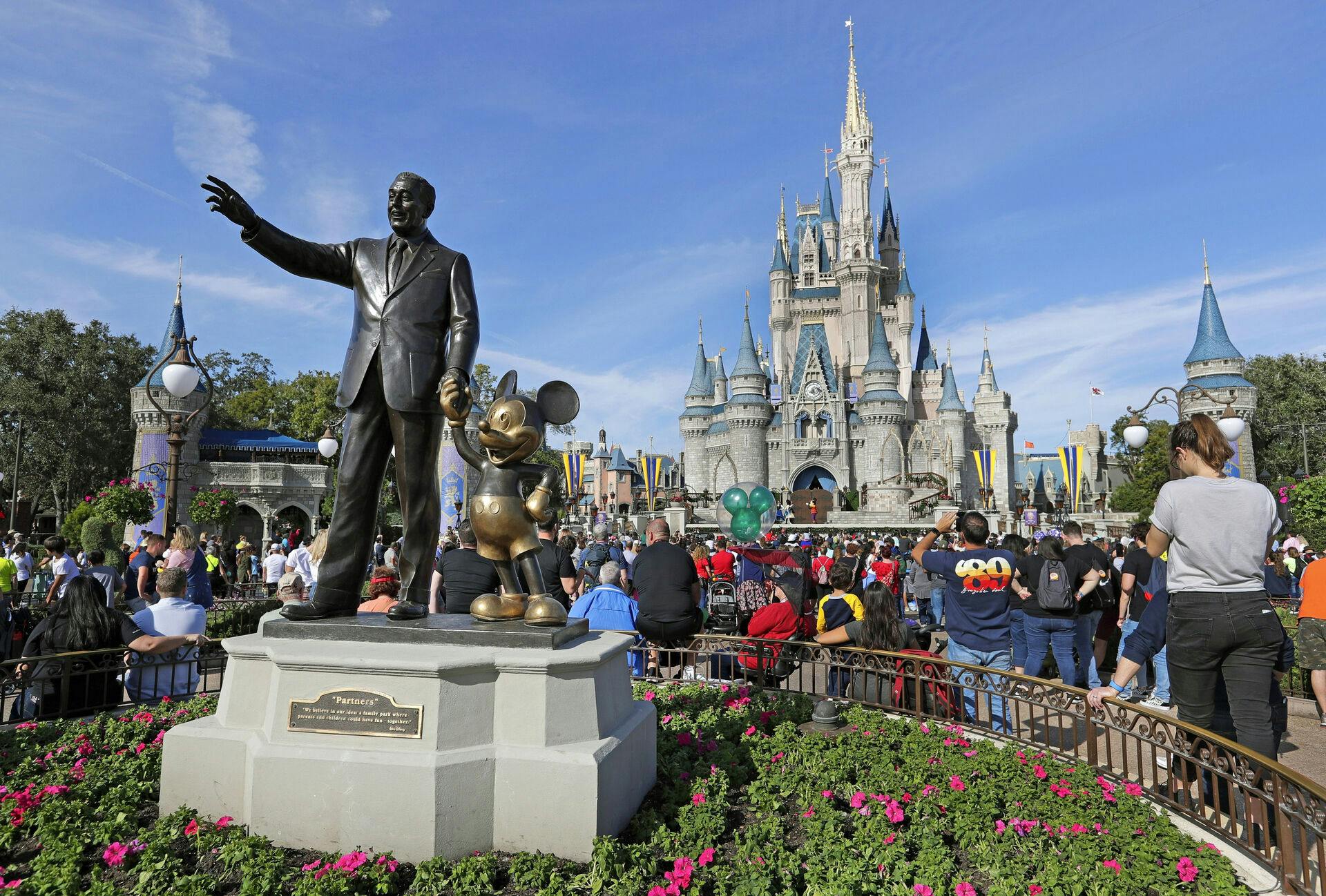 Disney anklager den republikanske guvernør for at have lagt pres på deres forlystelsesparker&nbsp;