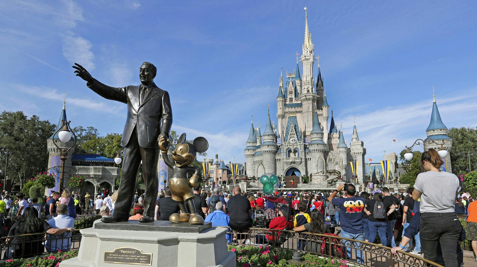 Disney anklager den republikanske guvernør for at have lagt pres på deres forlystelsesparker 