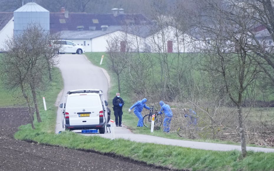 Politiet arbejder på stedet, hvor den 13-årige pige forsvandt forrige lørdag. 