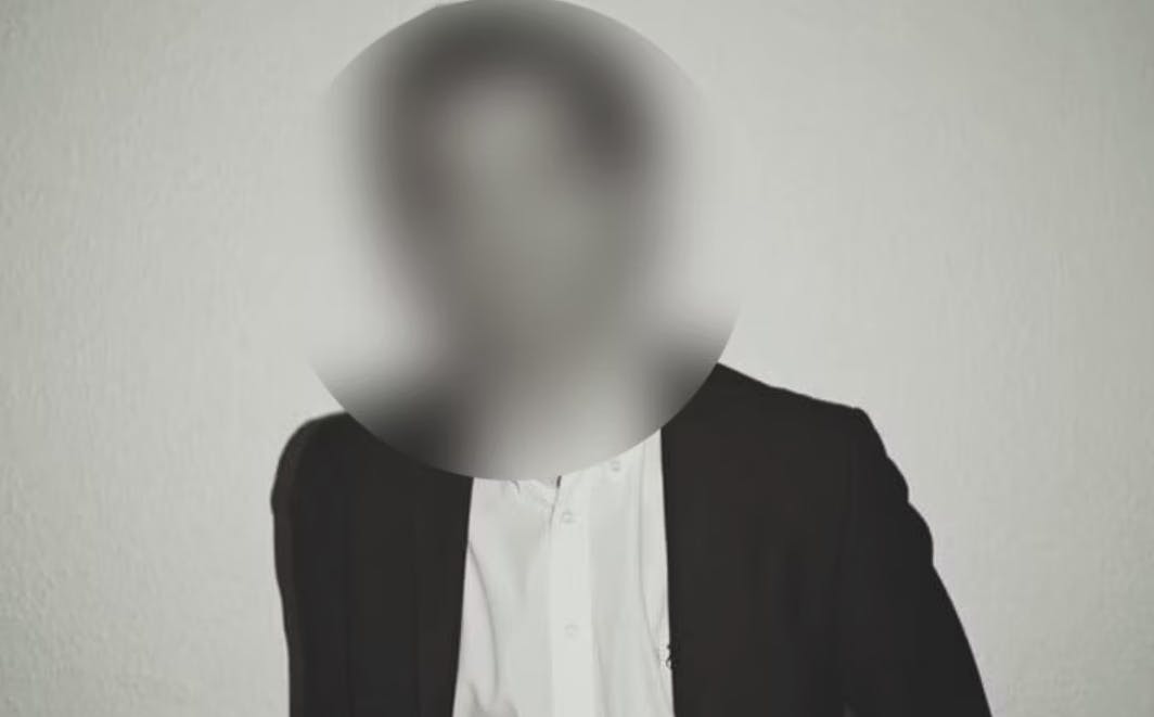 Den anholdte er 32 år og arbejdede som sælger.