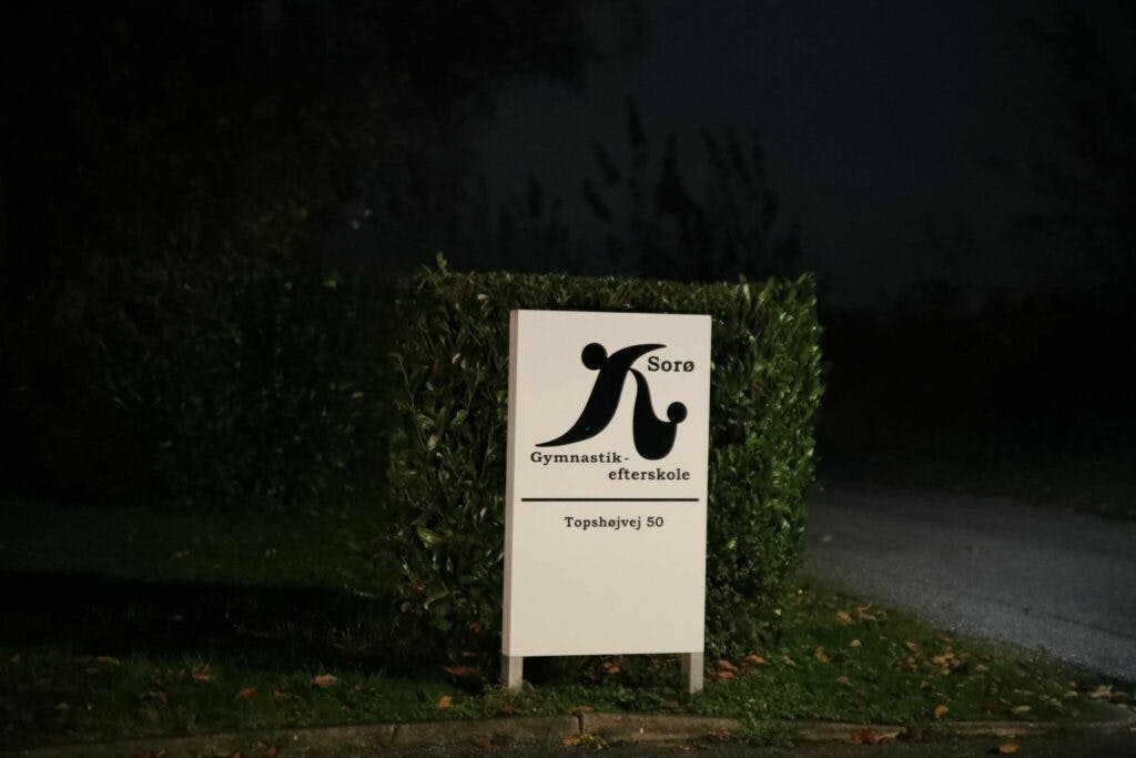 En 15-årig pige formåede at slippe fra gerningsmanden, da hun blev overfaldet og truet med en kniv. 