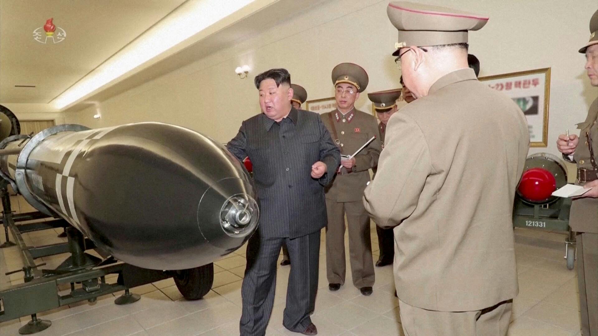 Lille mand med en stor bombe. Men Kim Jong-un leger i den grad med ilden, hvis han tror, at Nordkorea kan angribe Sydkorea uden selv at blive udslettet.