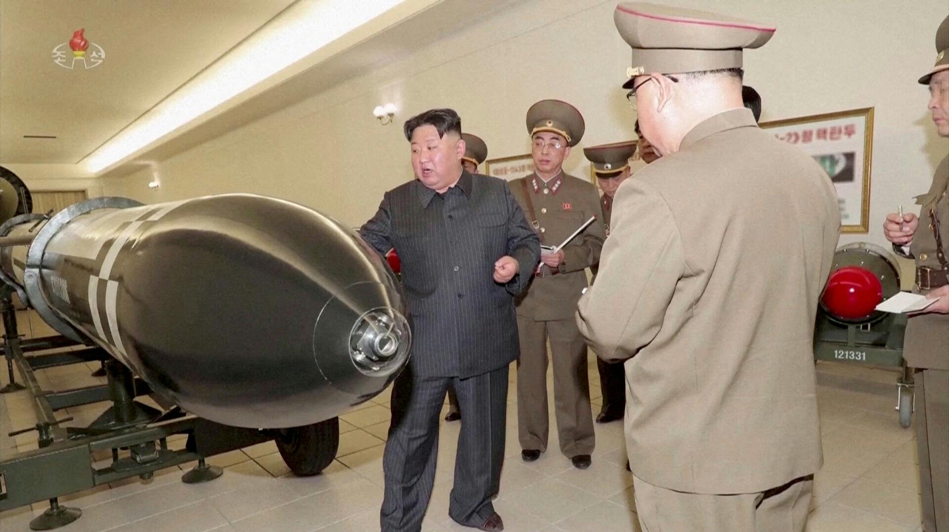 Lille mand med en stor bombe. Men Kim Jong-un leger i den grad med ilden, hvis han tror, at Nordkorea kan angribe Sydkorea uden selv at blive udslettet.