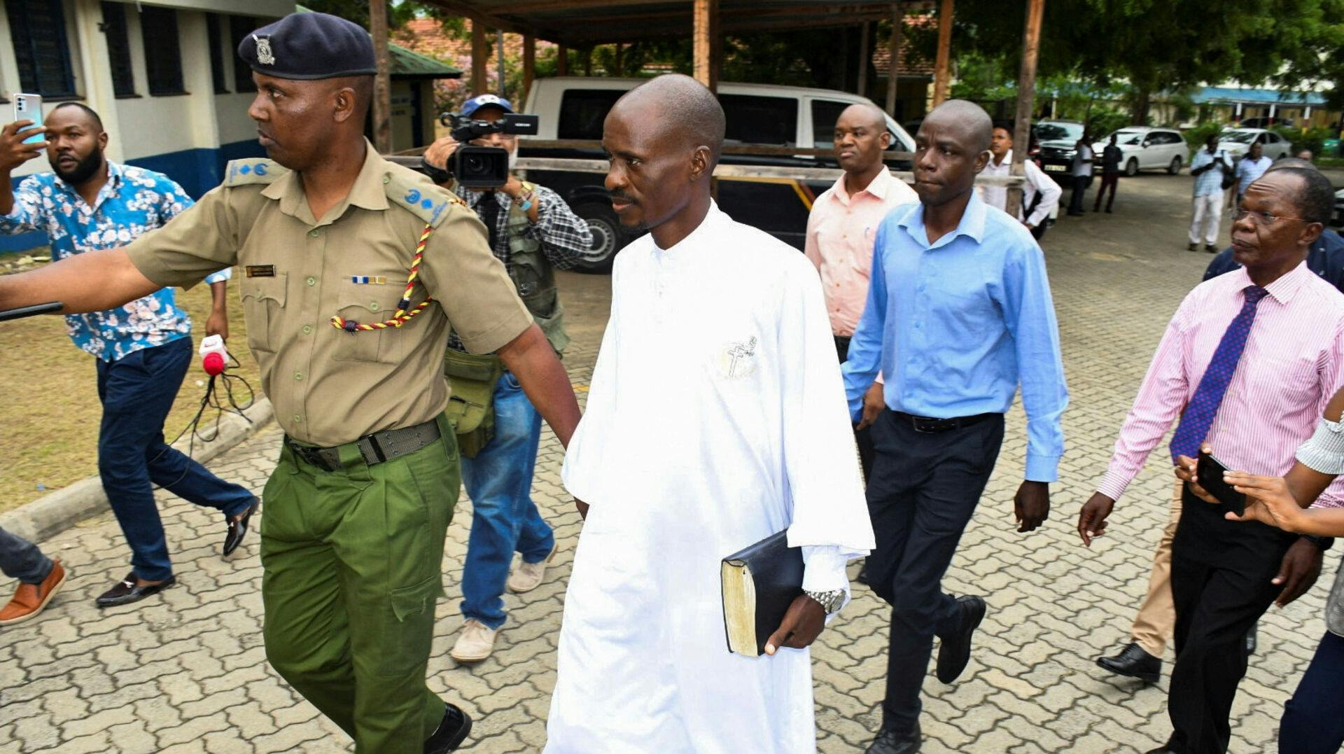 En præst anklages for at stå bag massedrab på sine følgere. Her følges overhovedet for kirken til afhøring ved politiets hovedkvarter i Mombasa, Kenya.