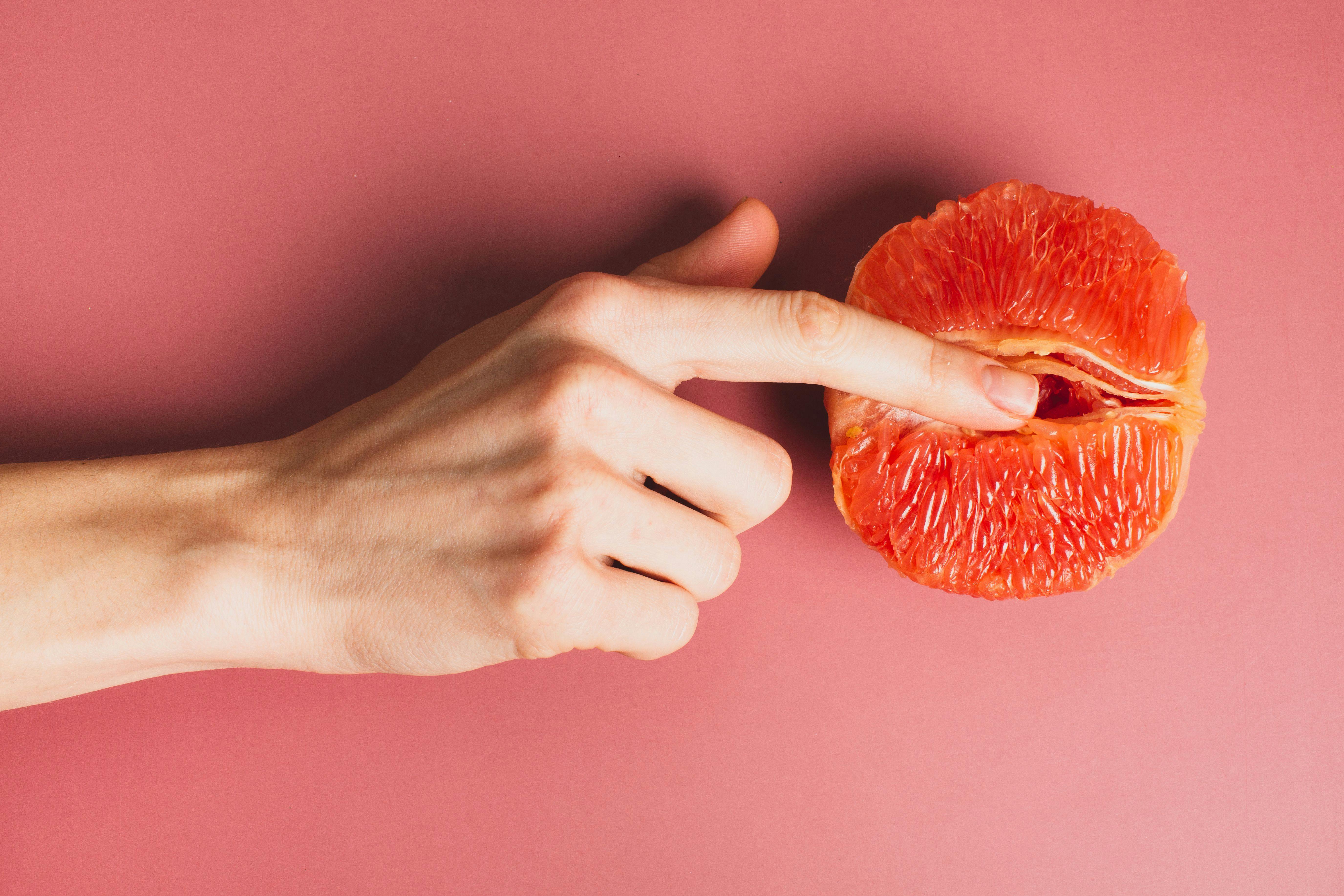 Alle ved, hvordan en masturberende kvinde ser ud, så her er et billede af en finger i en saftig blodappelsin...
