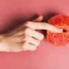 Alle ved, hvordan en masturberende kvinde ser ud, så her er et billede af en finger i en saftig blodappelsin...
