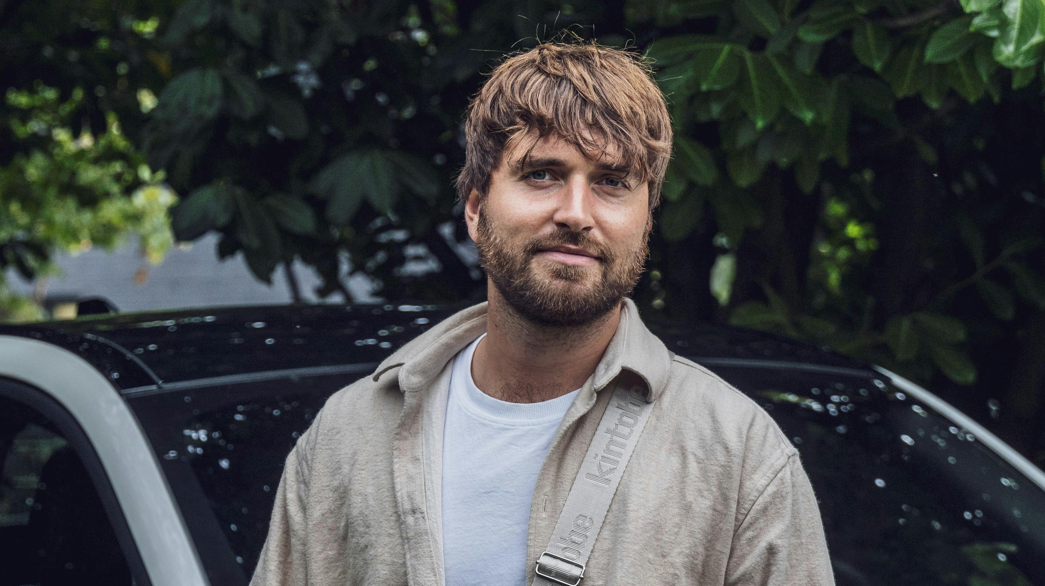 - For mig er brydekampen en legeplads, hvor jeg både kan være sjov og seriøs, siger Ebert som modsvar til anmelderens kritik 