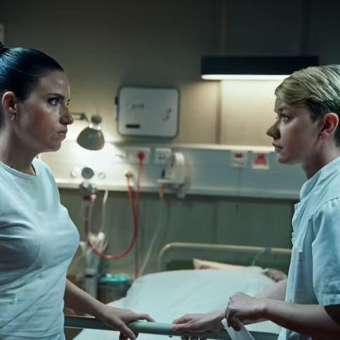 "The Nurse" med Josephine Park som sygeplejersken Christina Aistrup og Fanny Louise Bernth som Pernille Kurzmann.