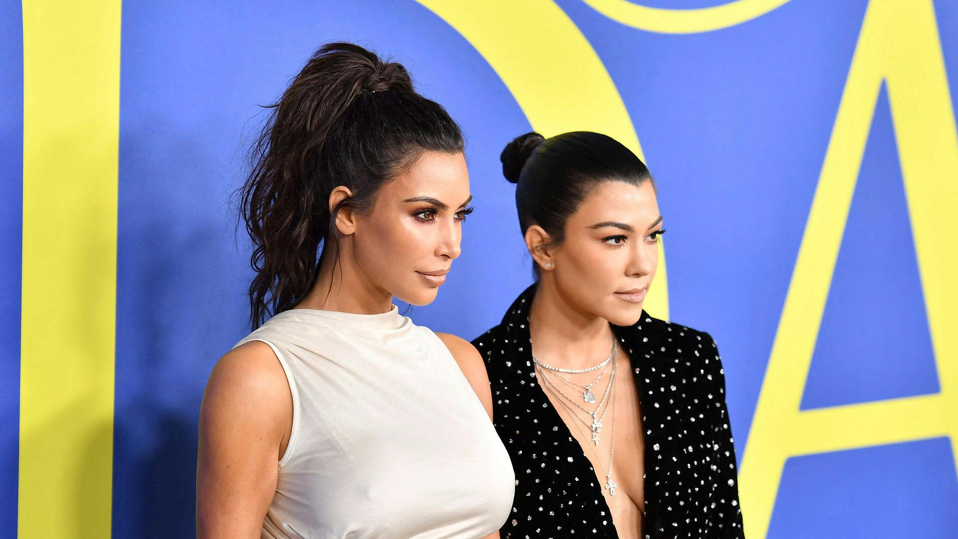 Udnyttede Kim Kardashian (tv.) sin storesøsters bryllup?
