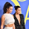 Udnyttede Kim Kardashian (tv.) sin storesøsters bryllup?
