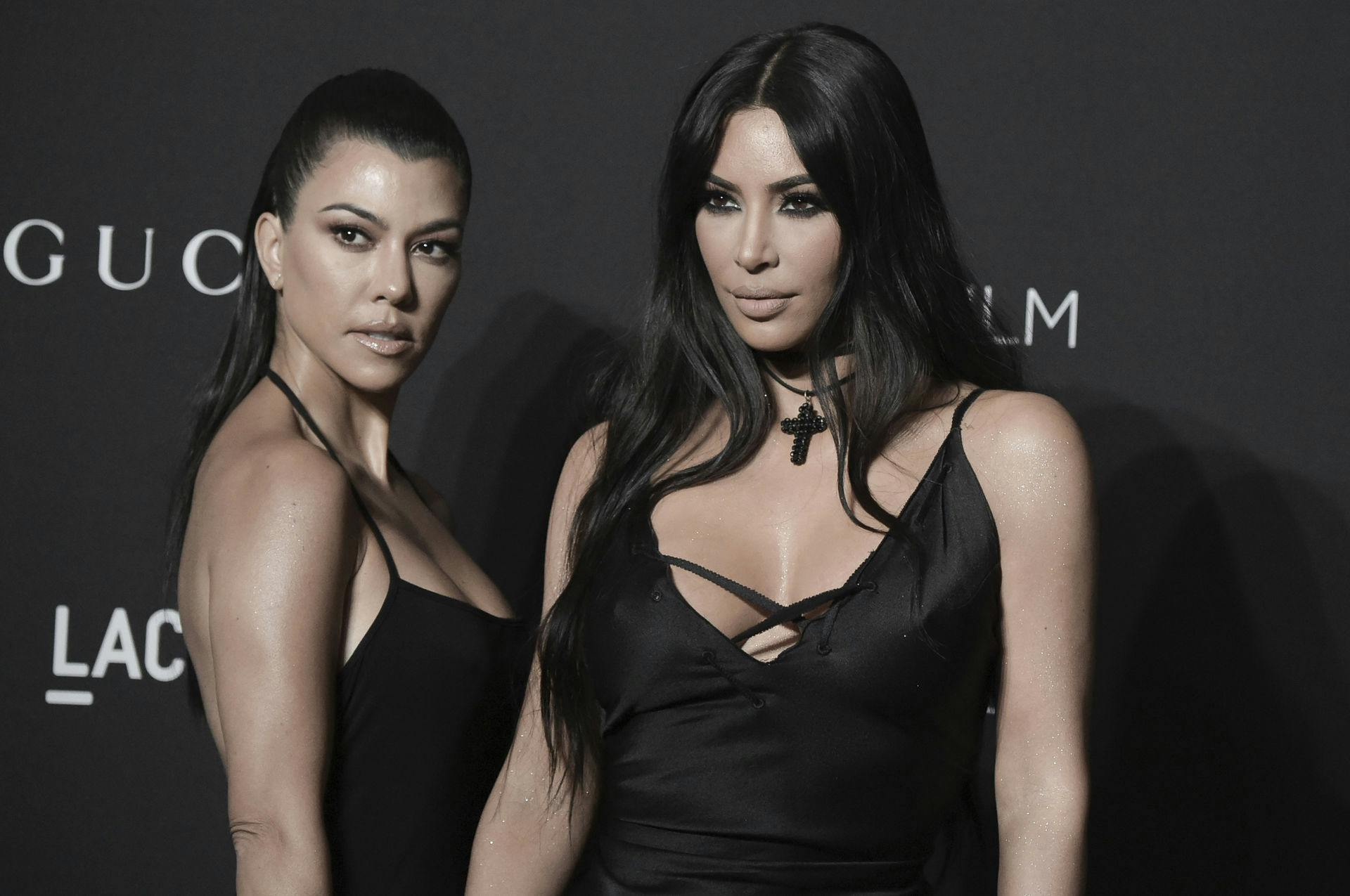 Stemningen mellem Kim (th.) og Kourtney Kardashian er ikke god i den nye trailer til "The Kardashians" sæson tre, som har premiere 25. maj på Disney+.