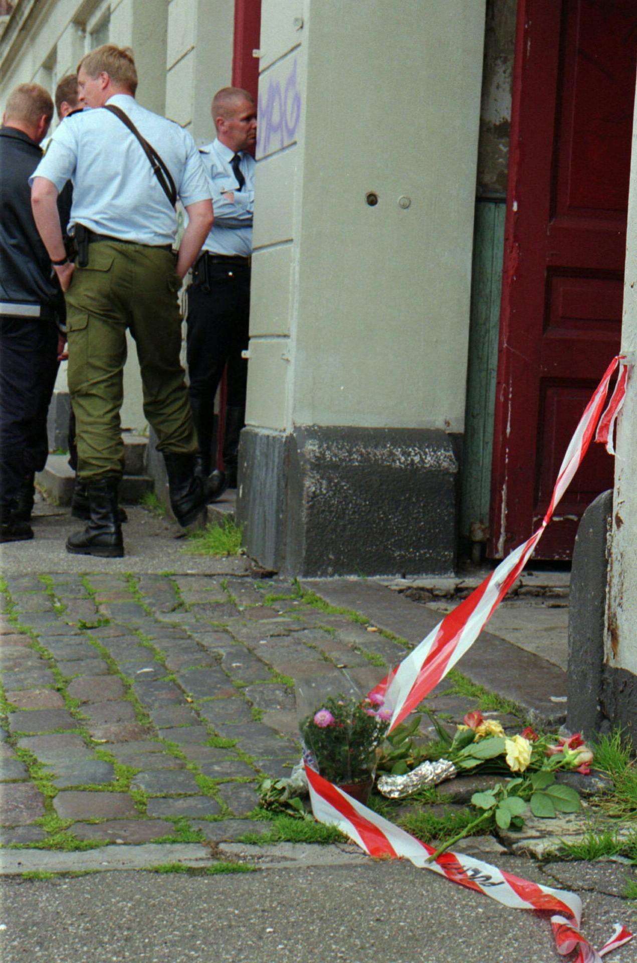 Blomster blev lagt foran gerningsstedet på Rådmandsgade.
