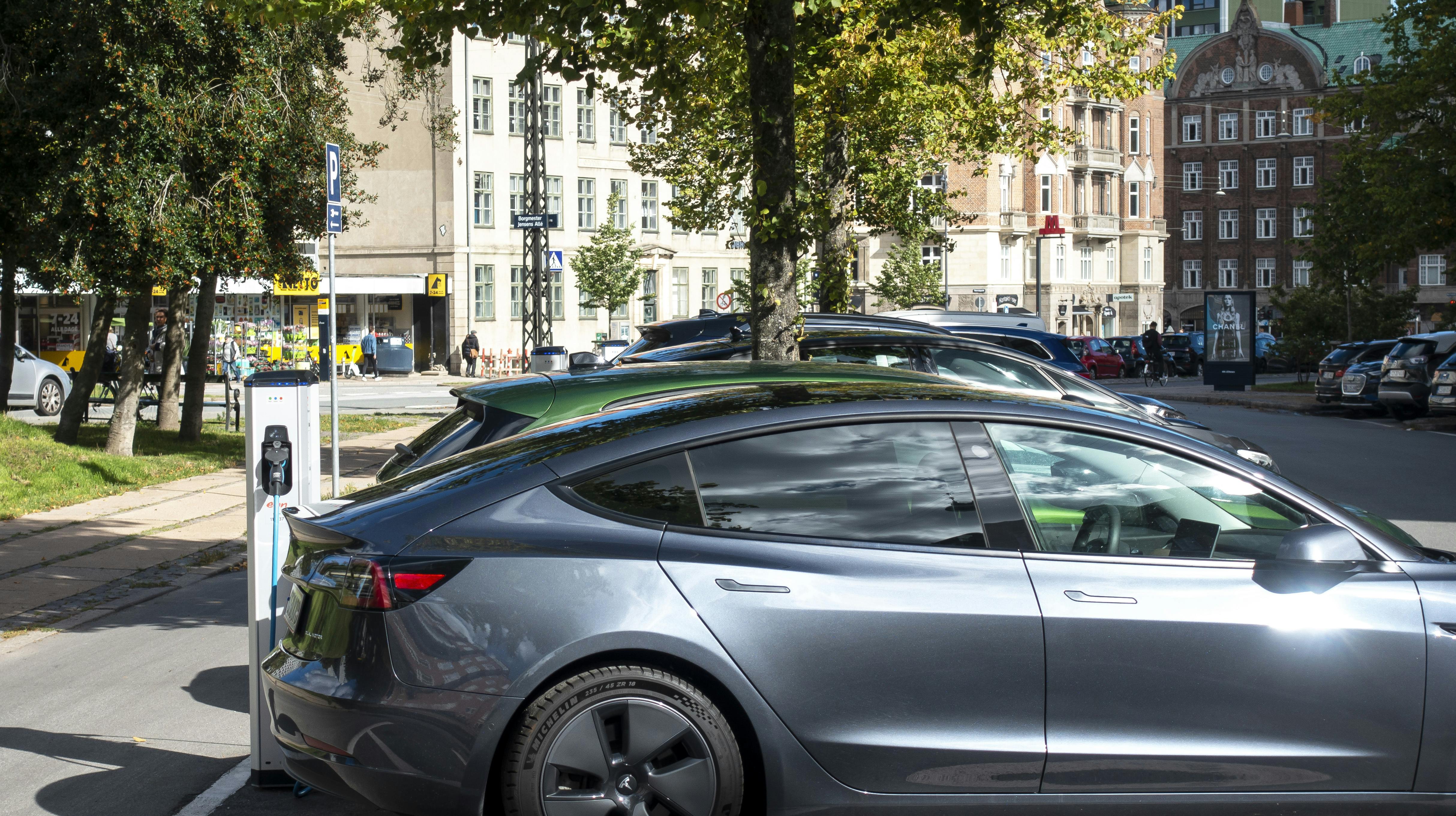 I uge 16 var det Elon Musks bilmærke Tesla, der stod for 71 af prisnedsættelserne på elbiler hos Bilbasen.
