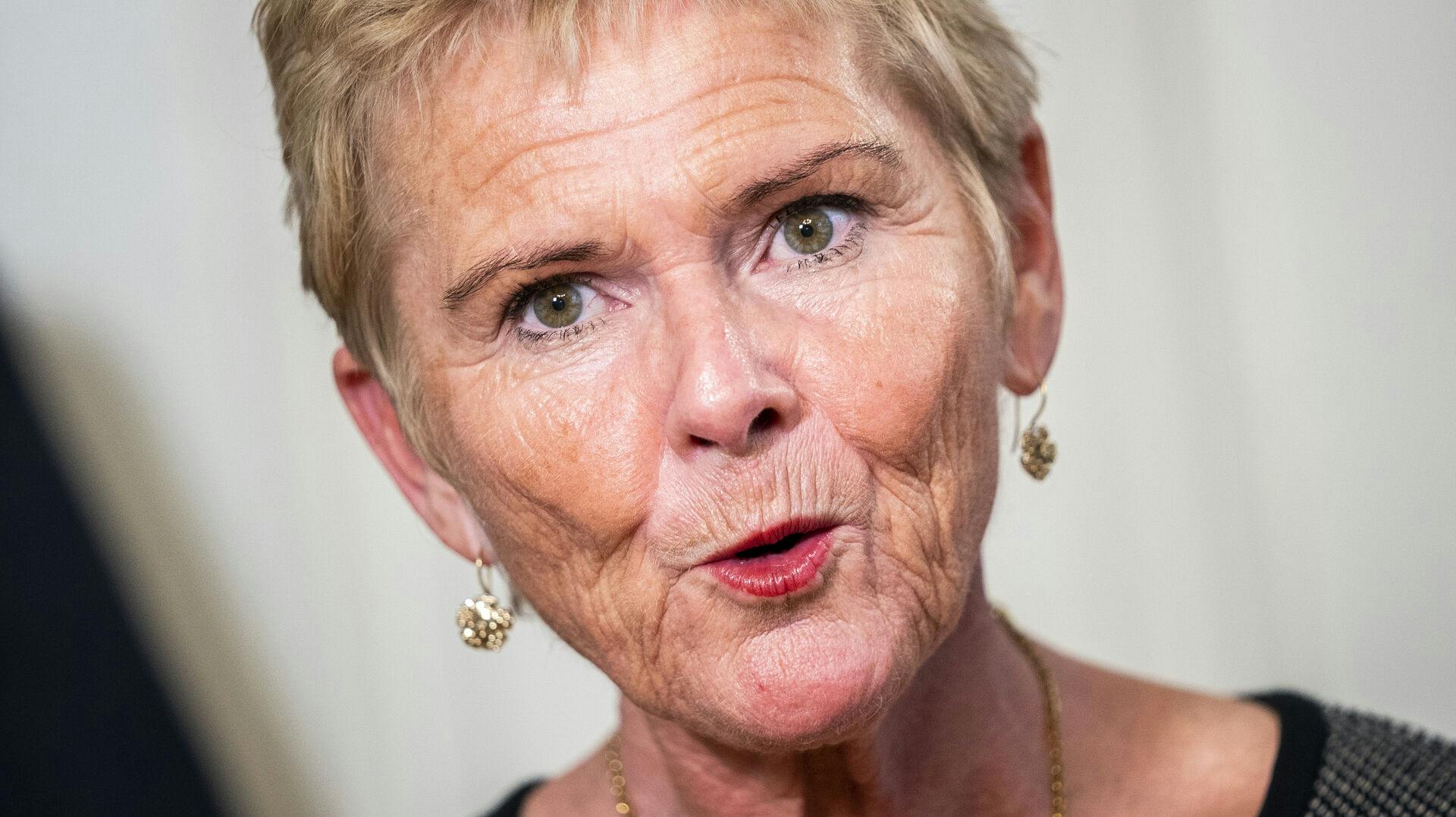 Lizette Risgaard giver en uforbeholden undskyldning for upassende opførsel. 