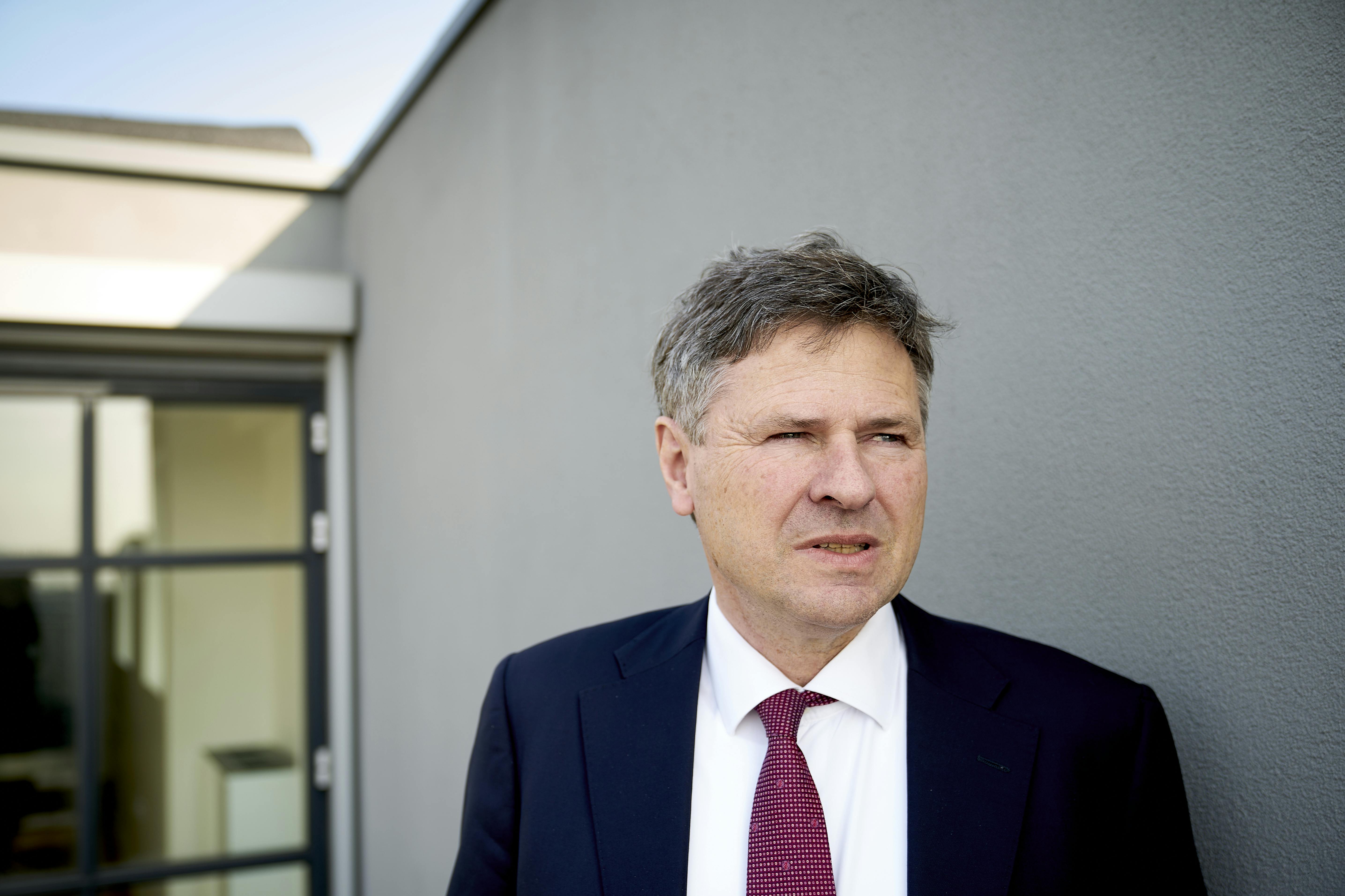 Det kategoriseres som vanvidskørsel, det som retten mener, at den tidligere direktør for Finanstilsynet har gjort. Han nægter sig skyldig.&nbsp;
