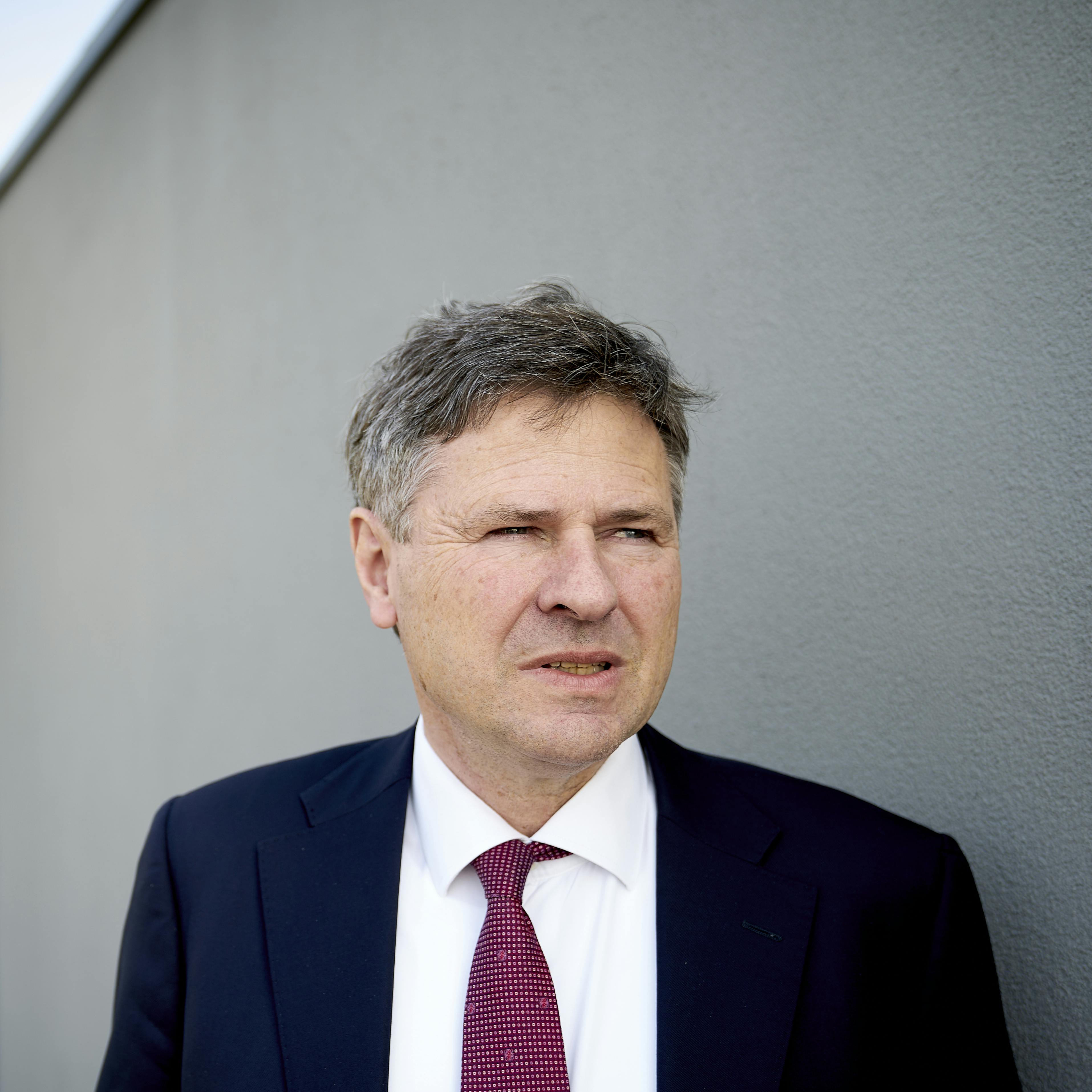 Det kategoriseres som vanvidskørsel, det som retten mener, at den tidligere direktør for Finanstilsynet har gjort. Han nægter sig skyldig. 