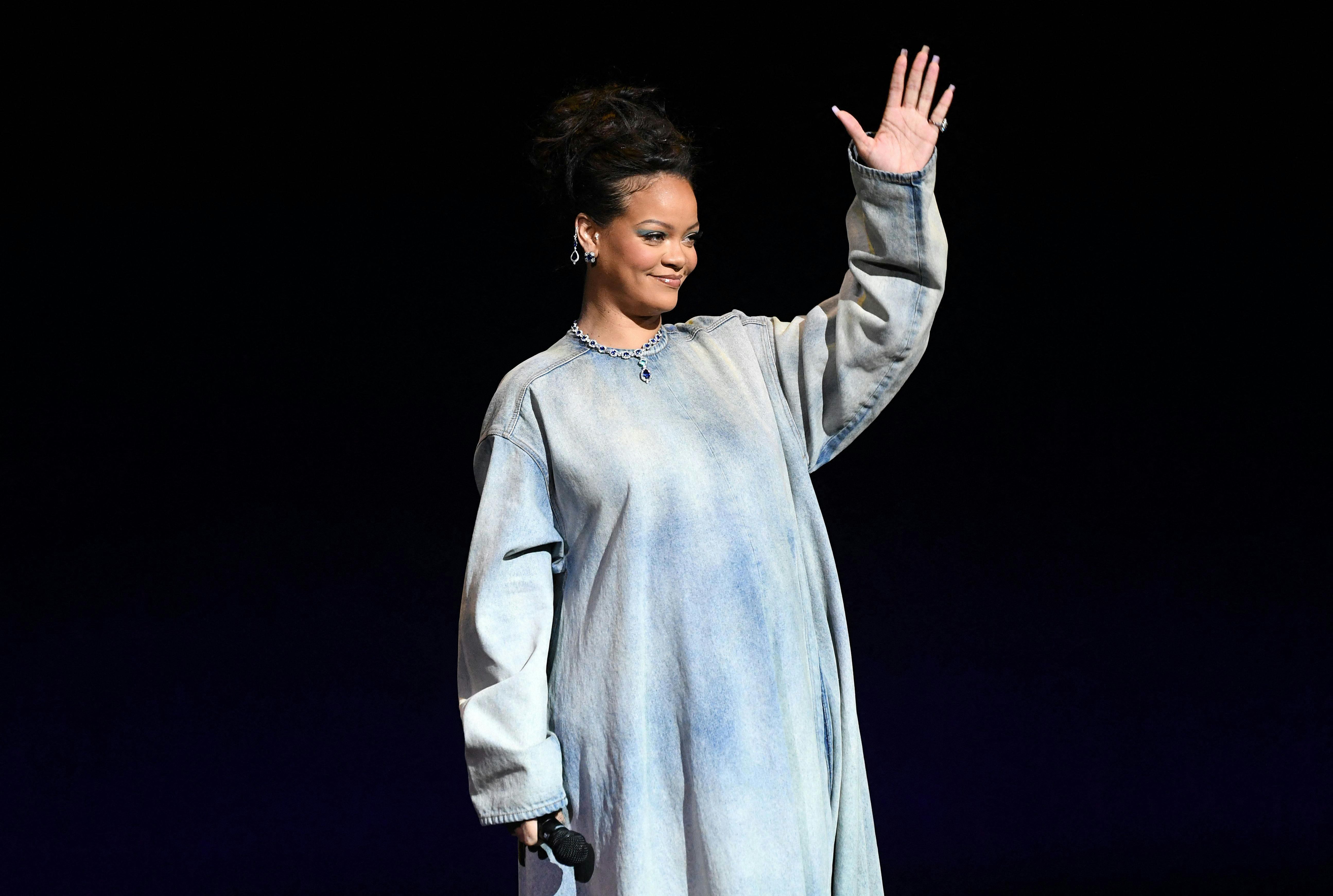 Naturligvis iført blåt blev det på scenen til CinemaCon afsløret, at Rihanna skal lægge stemme til Smølfine i en kommende "Smølferne"-film. nbsp;