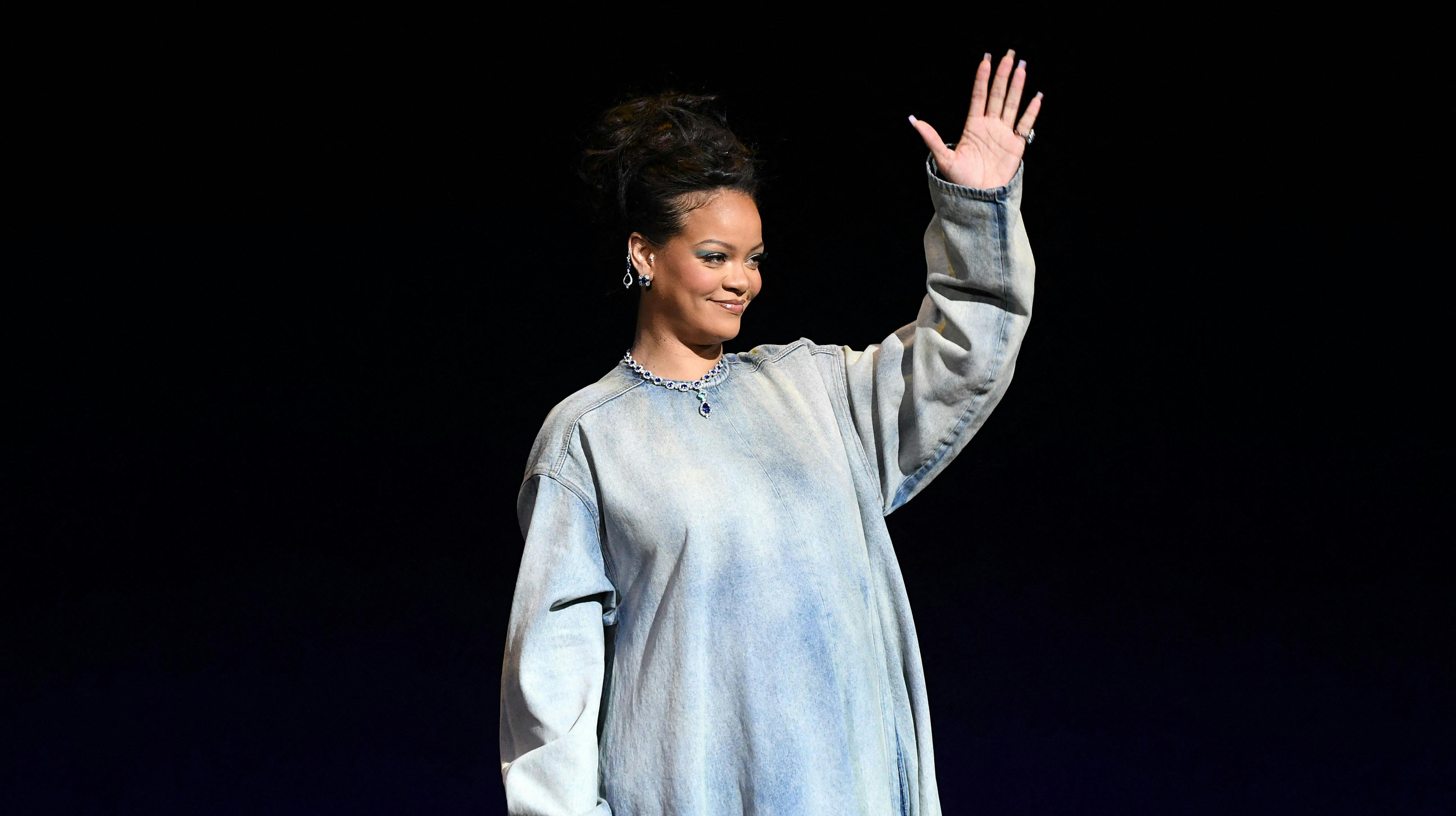 Naturligvis iført blåt blev det på scenen til CinemaCon afsløret, at Rihanna skal lægge stemme til Smølfine i en kommende "Smølferne"-film. nbsp;