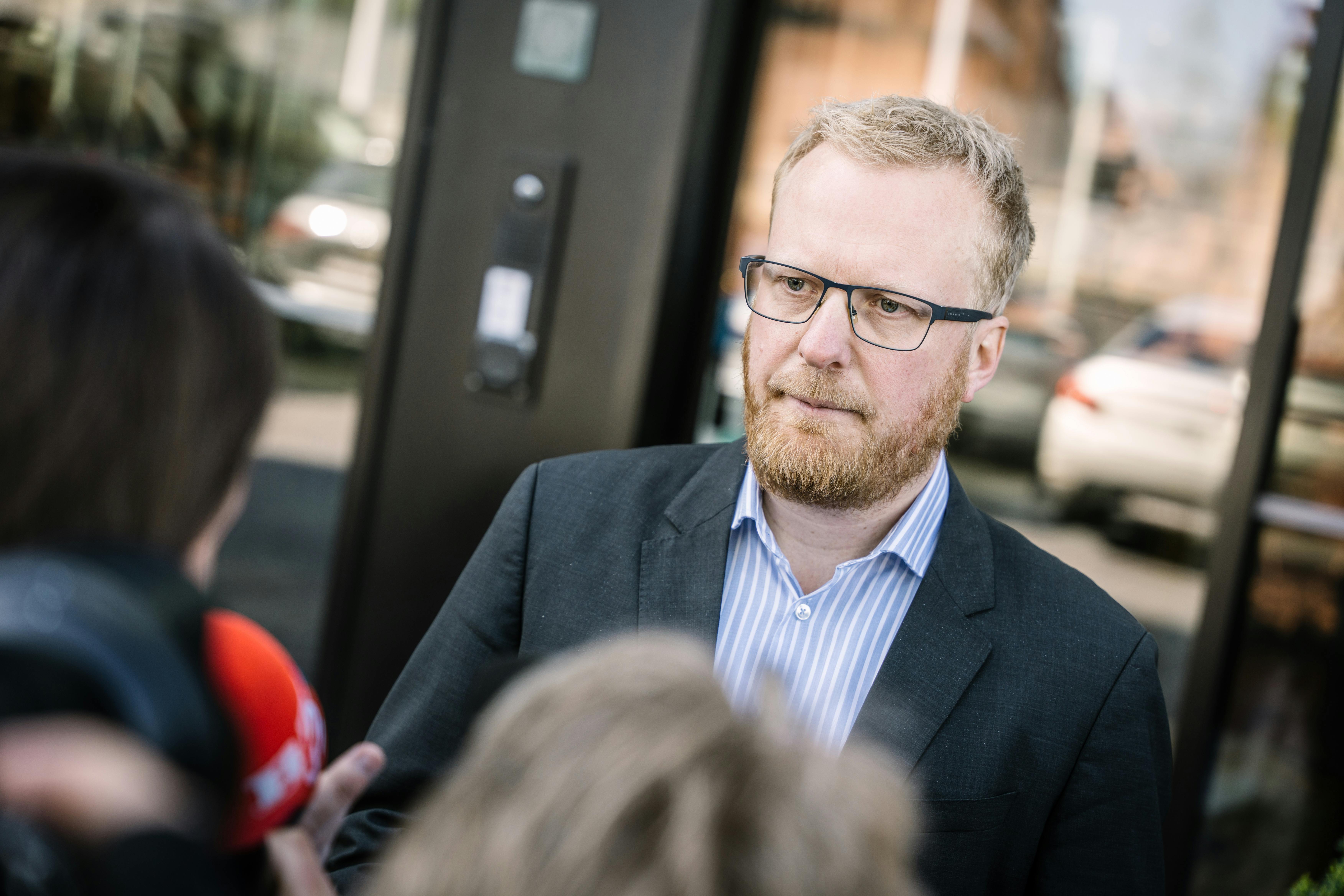 Næstformand i Fagbevægelsens Hovedorganisation (FH), Morten Skov Christiansen, tager over som fungerende formand, imens FH-formand er på orlov.
