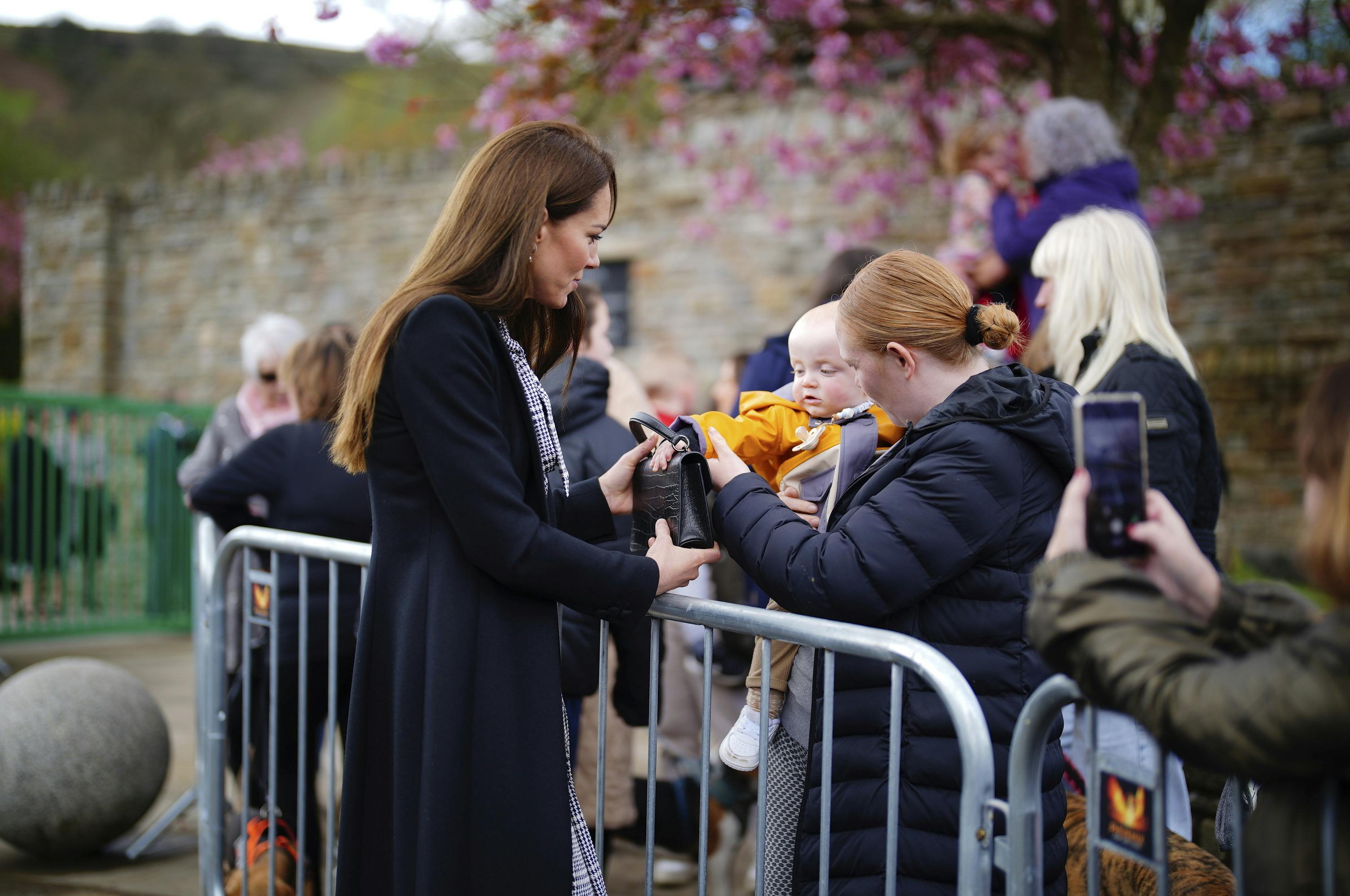 Lille Daniel har dyr smag i håndtasker. 