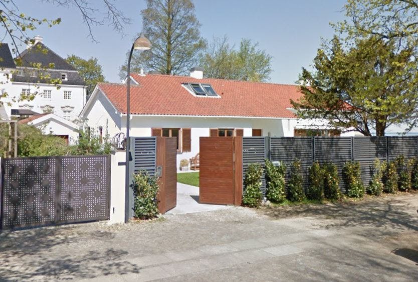 Villaen til 110 mio. kr. ligner umiddelbart mange andre i kongeriget. Men placeringen er helt unik.