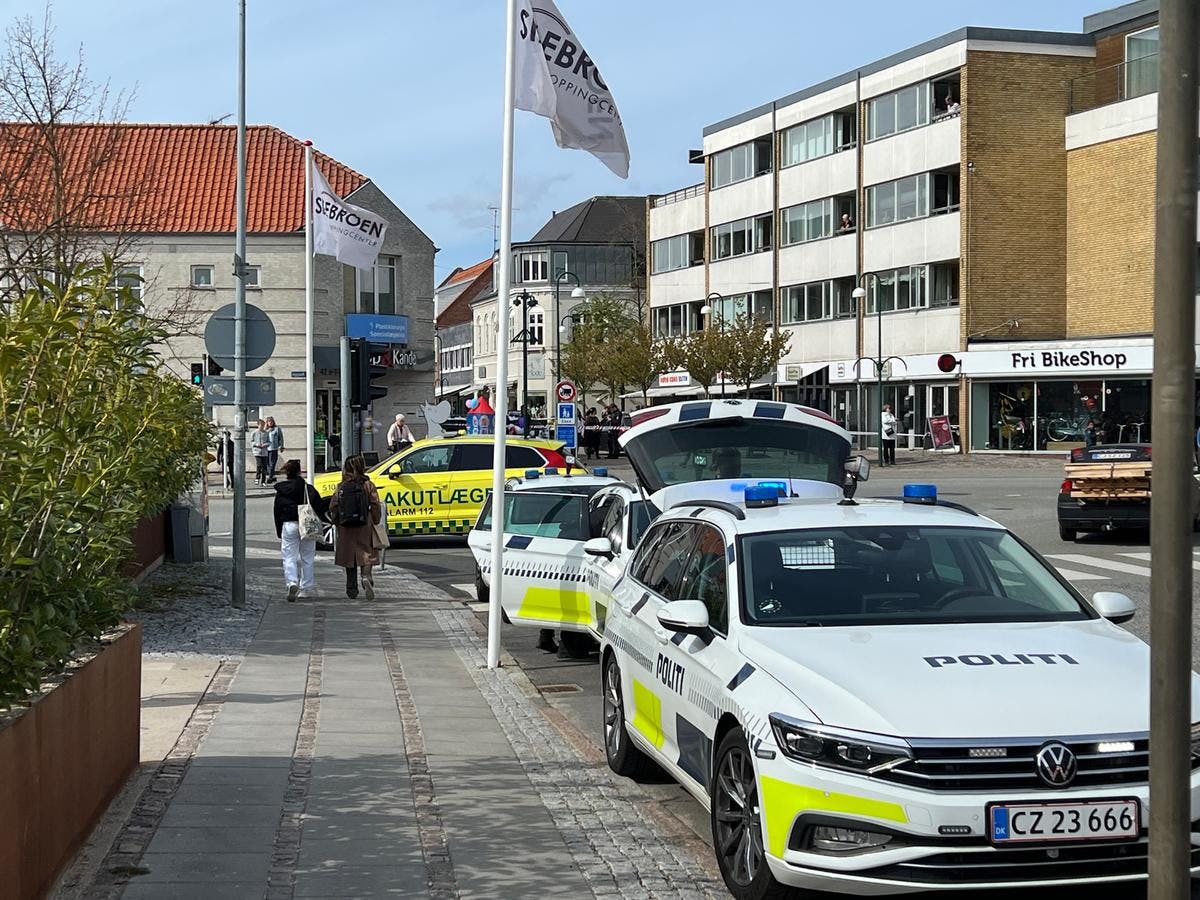 Der er talrige politibiler og akutlægebiler ved shoppingcenteret i Frederikssund fredag eftermiddag&nbsp;
