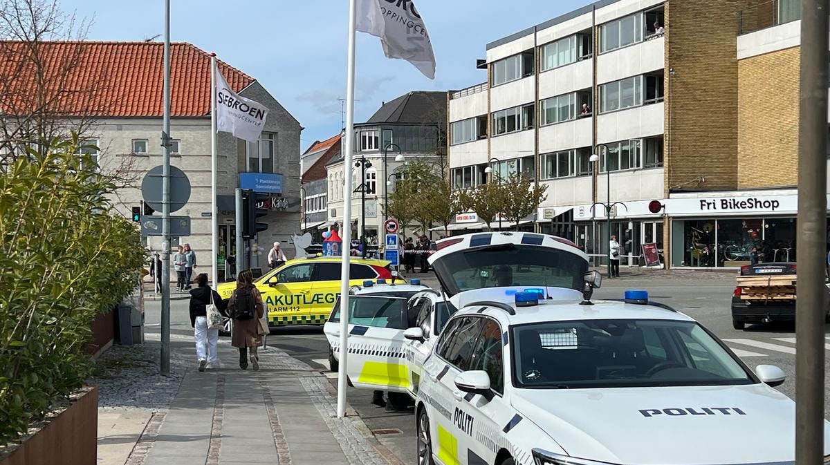 Der er talrige politibiler og akutlægebiler ved shoppingcenteret i Frederikssund fredag eftermiddag 