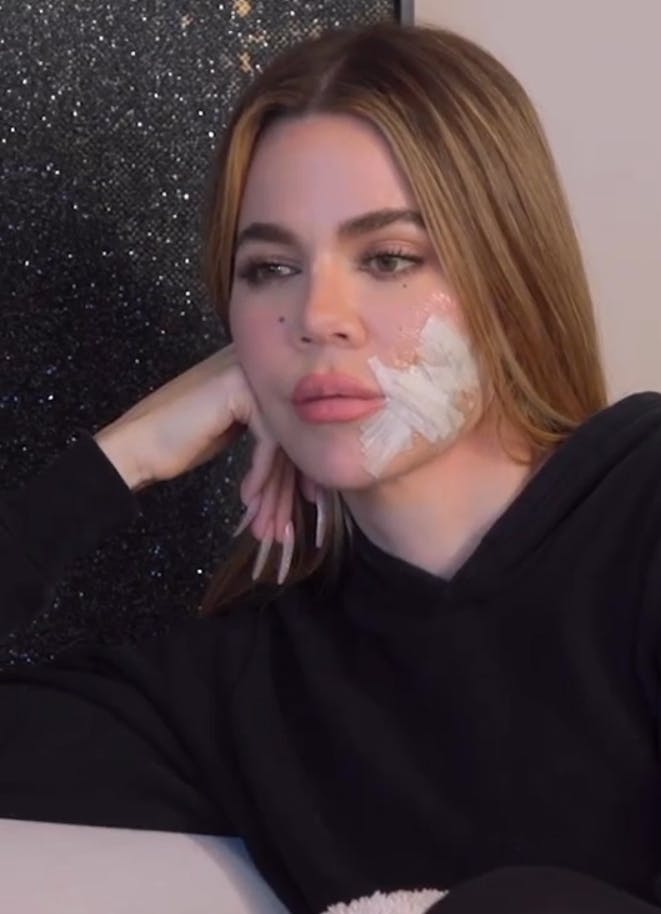 Khloé måtte længe bære et stort plaster i ansigtet. 
