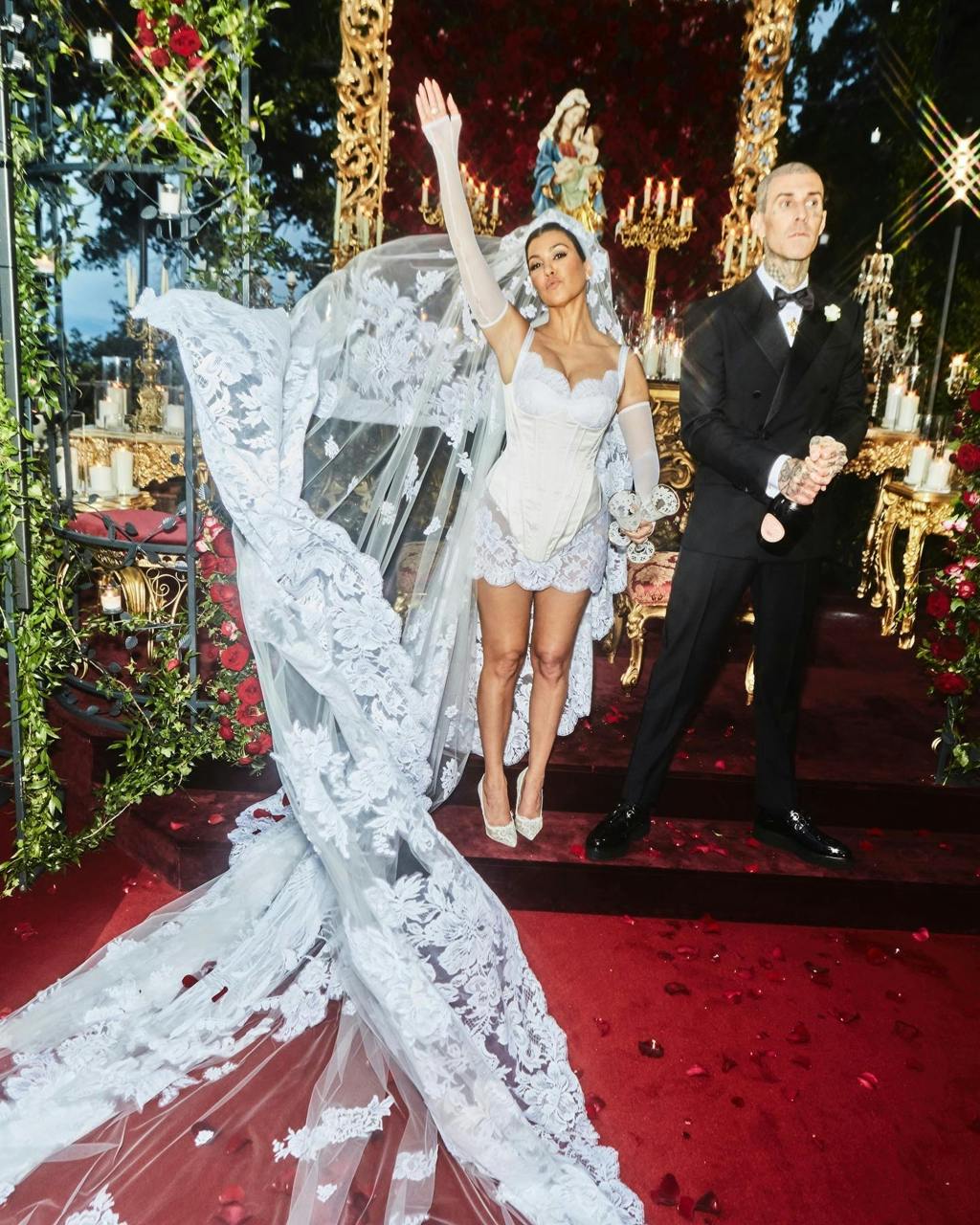 Kourtney Kardashian og Travis Barker var klædt i Dolce & Gabbana til deres majbryllup sidste år.