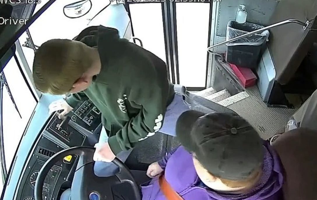 En bare 13-årig elev reddede sine kammerater – og formentlig også andre – da han overtog styringen, efter buschaufføren kollapsede. nbsp;