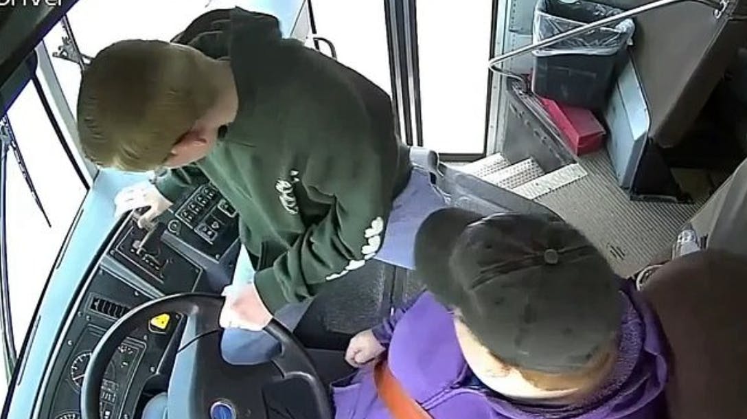 En bare 13-årig elev reddede sine kammerater – og formentlig også andre – da han overtog styringen, efter buschaufføren kollapsede. nbsp;