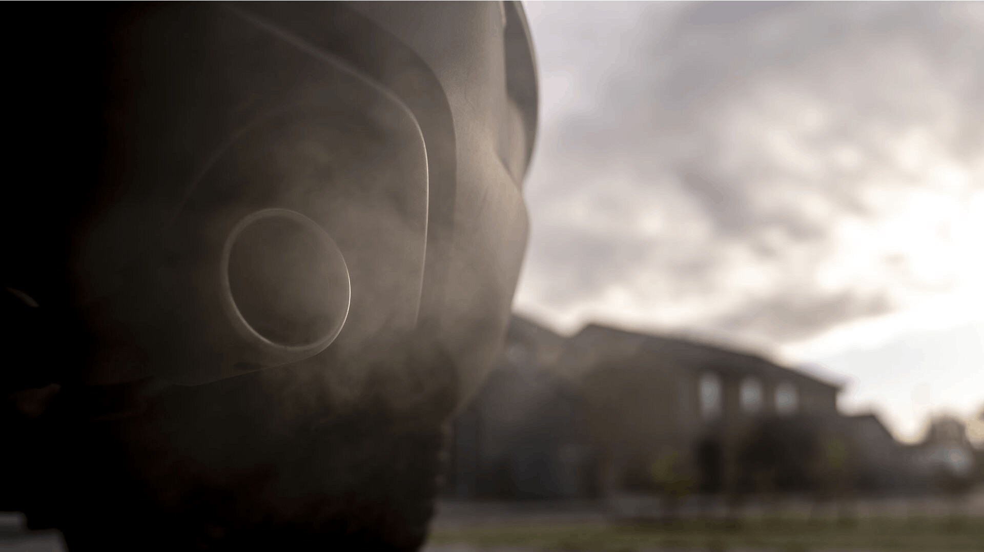 Nogle biler sviner rigeligt, når de kører. Men det skal være slut med at "ose", hvis bilen bare står stille, mens du er inde for at hente pizza. I hvert fald hvis du bor i Aarhus.