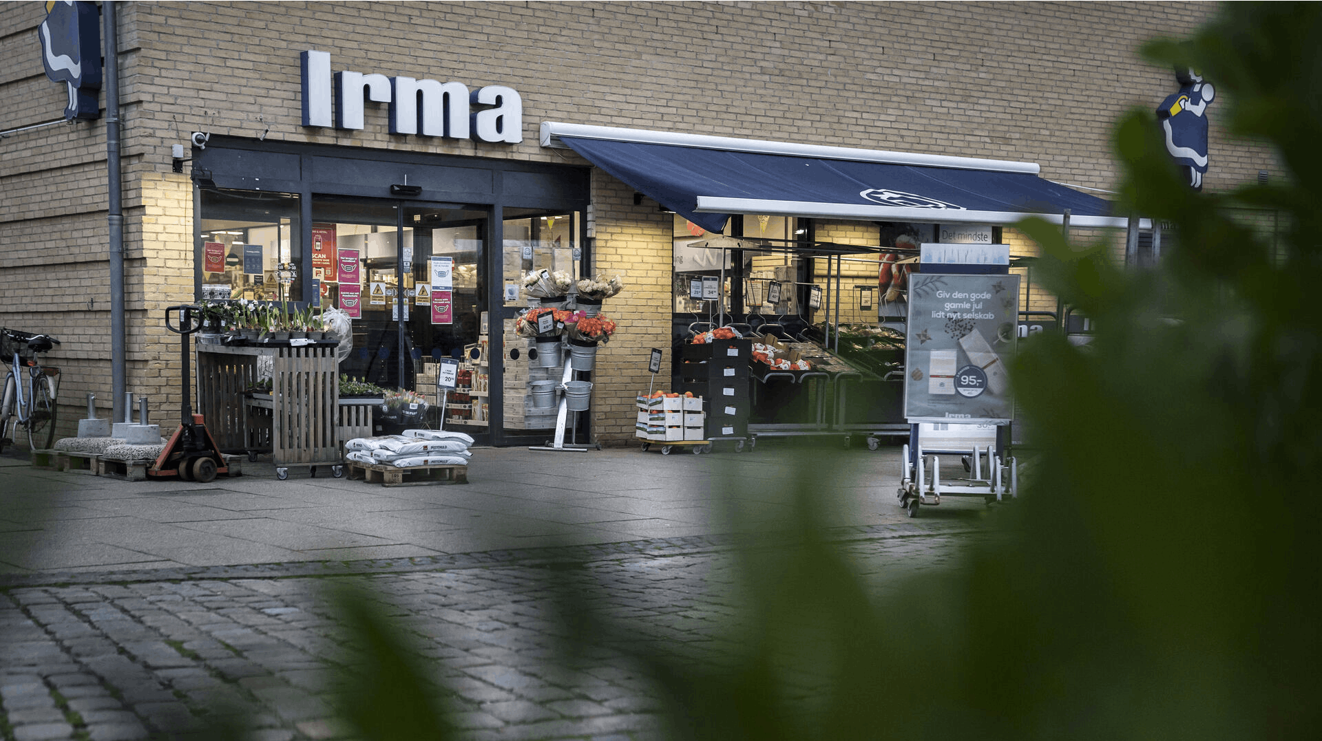 Overfaldet skete her hos Irma i Humlebæk. Nu sættes der vagter ind.