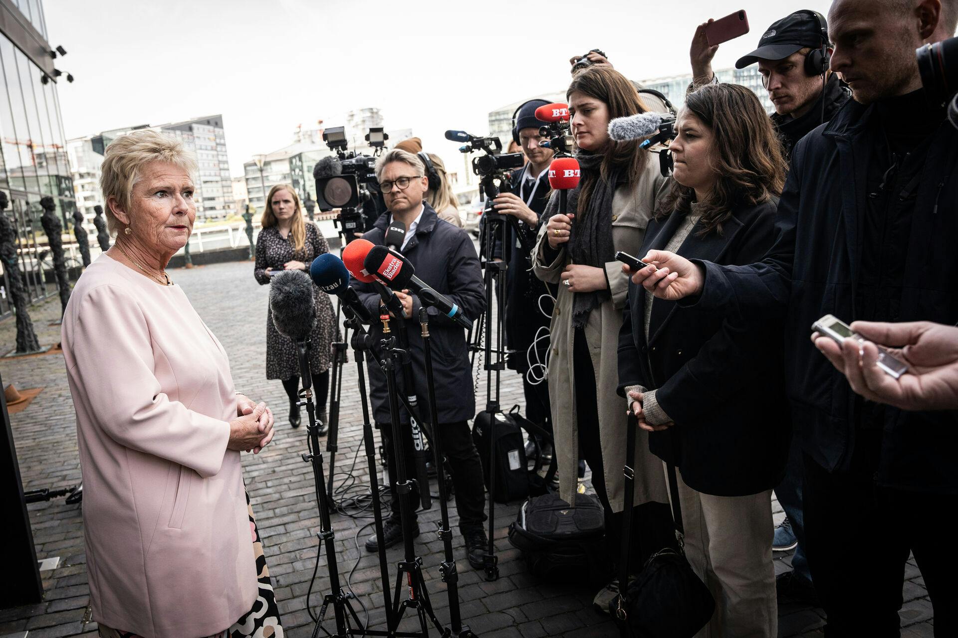 Fredag forklarede Lizette Risgaard sig foran den fremmødte presse. Det kan ende med at blive hendes sidste officielle funktion som formand for Fagbevægelsens Hovedorganisation.