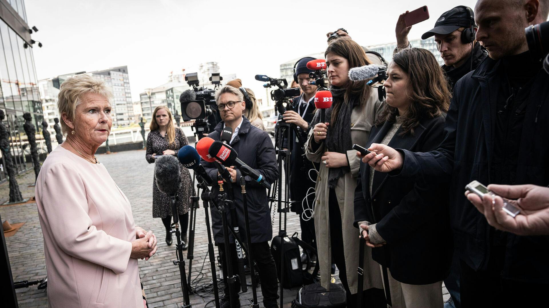 Fredag forklarede Lizette Risgaard sig foran den fremmødte presse. Det kan ende med at blive hendes sidste officielle funktion som formand for Fagbevægelsens Hovedorganisation.