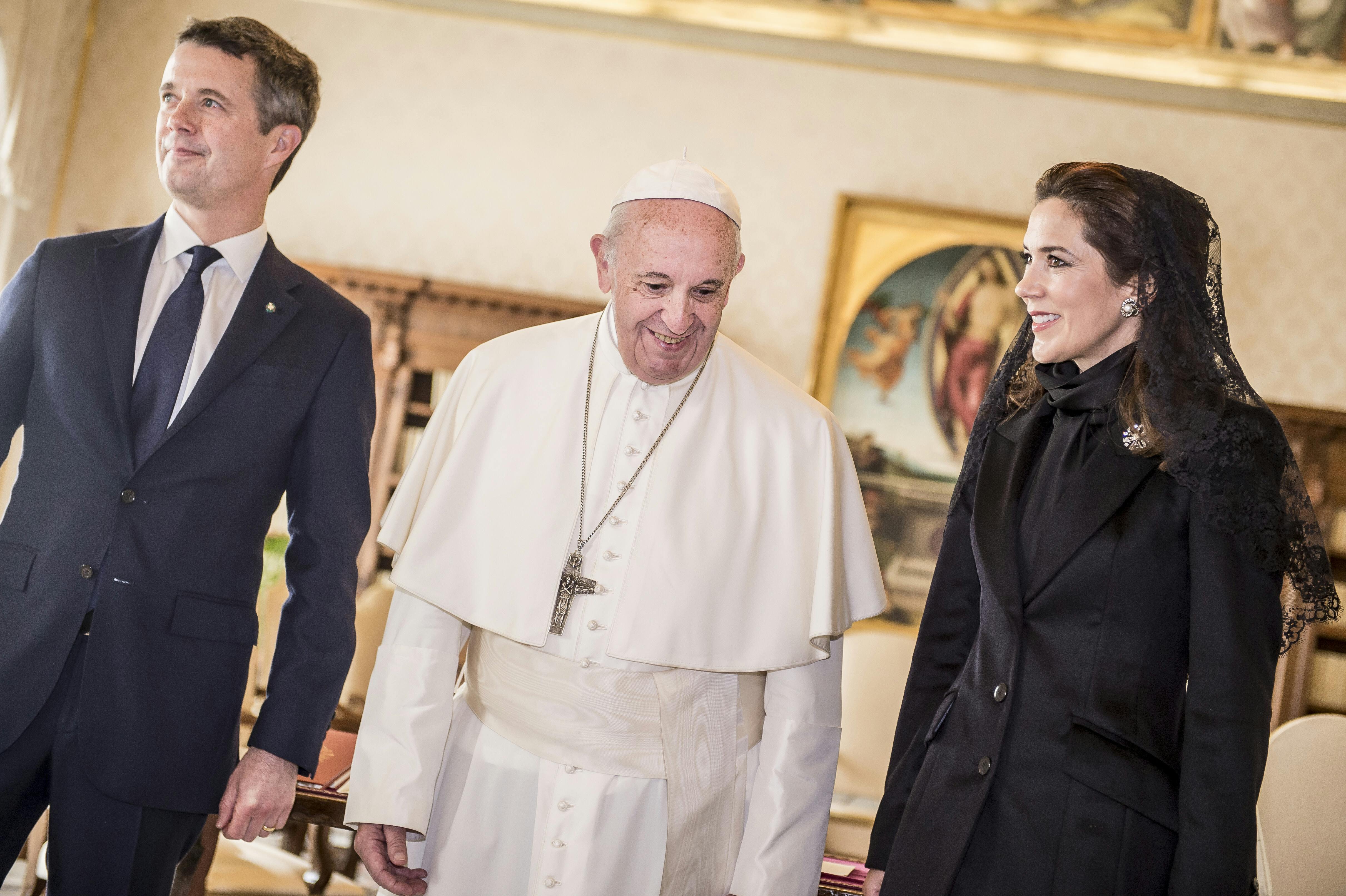 Her er kronprinsparret i audiens hos pave Frans tilbage i 2018.